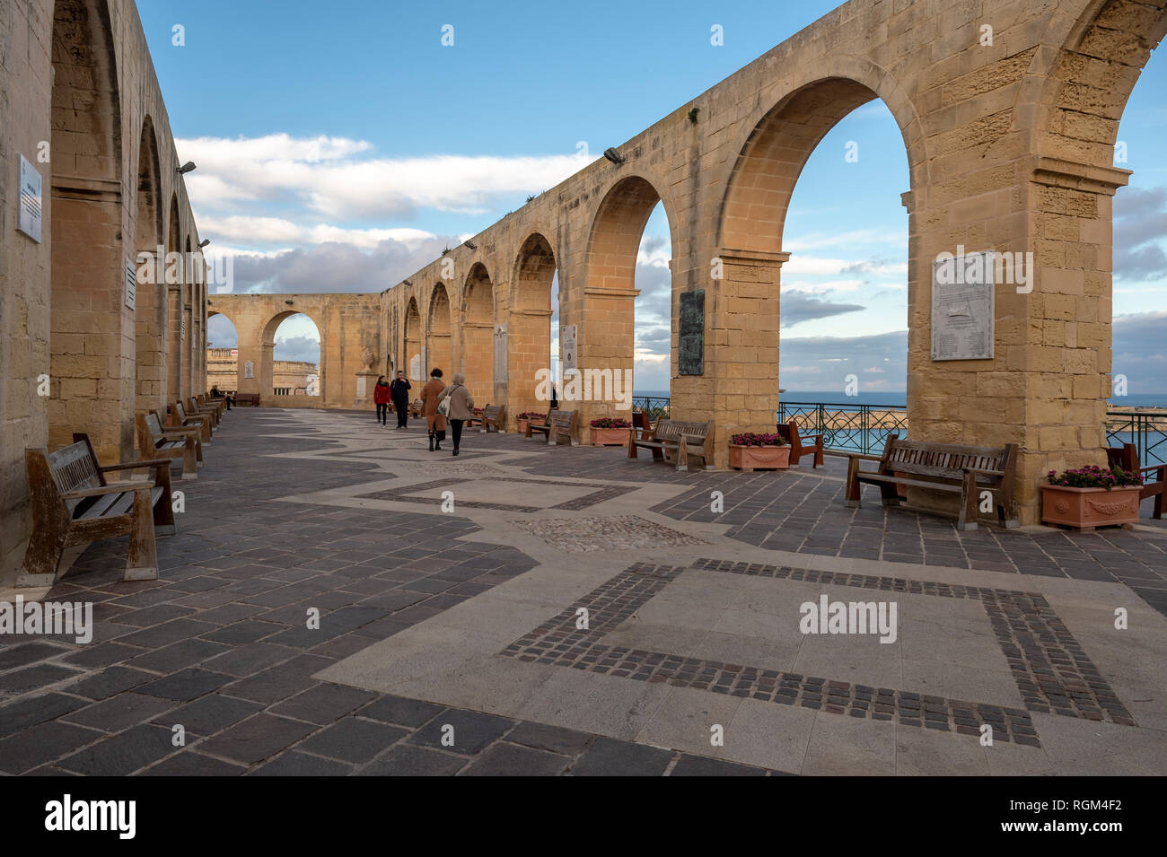 Bögen und Blick von den oberen Barrakka Gardens, Valletta, Malta. Stockfoto