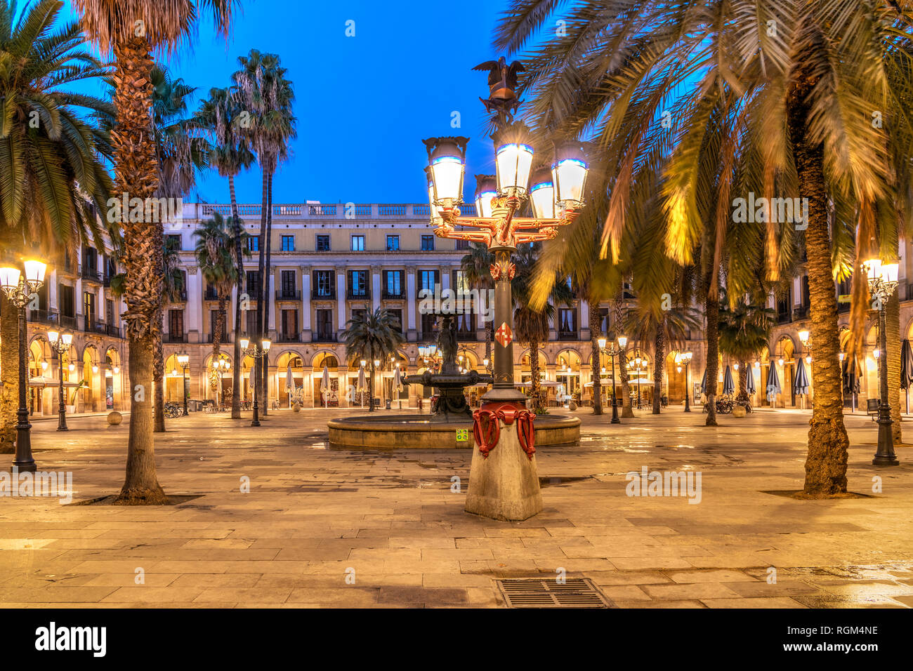 Nachtansicht des Placa Reial oder Plaça Reial im Gotischen Viertel von Barcelona, Katalonien, Spanien Stockfoto
