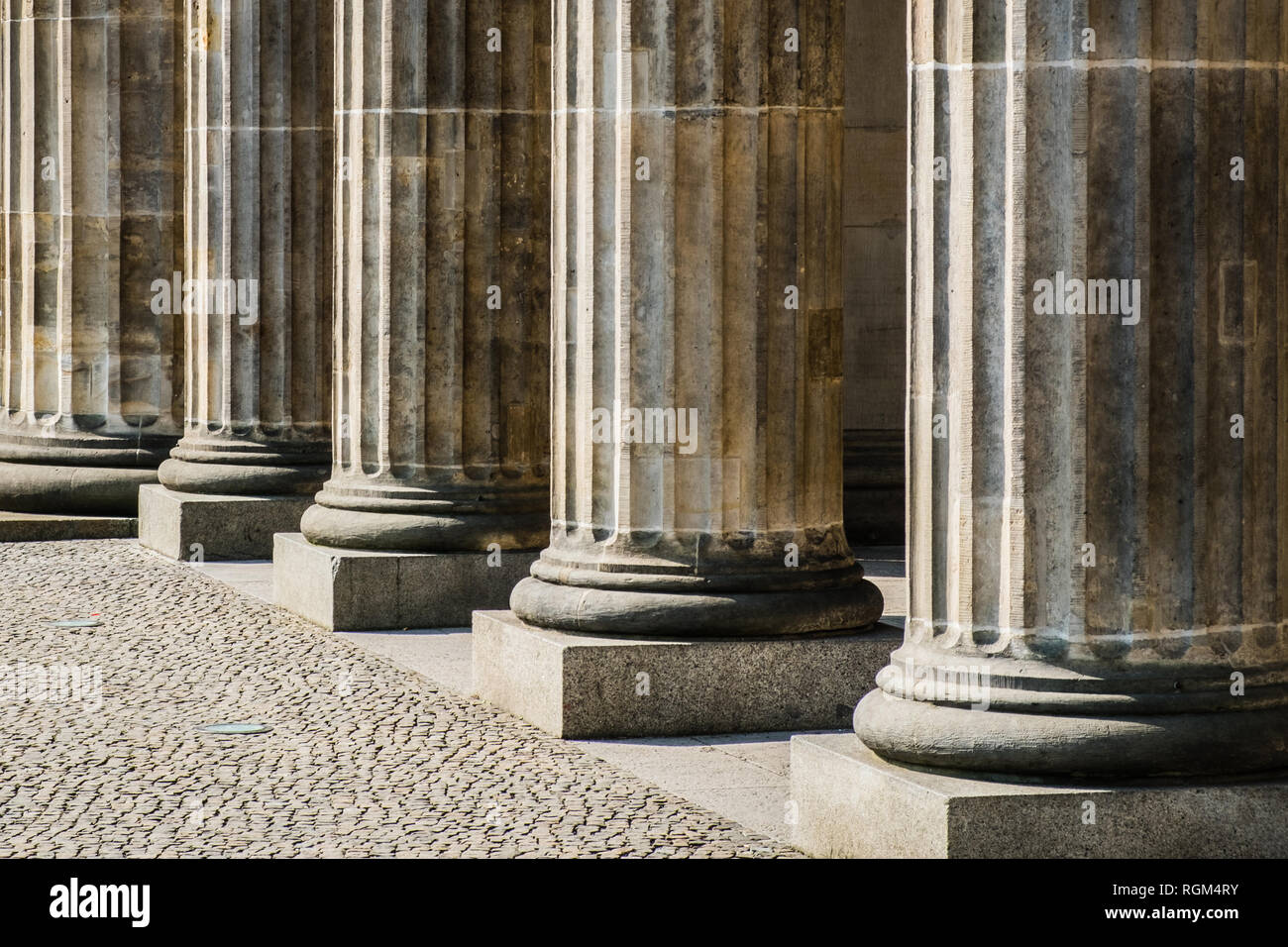 Spalten in der Zeile-Basis von Säulen, Courthouse historischen Stockfoto