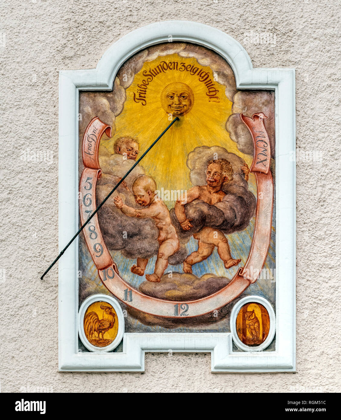 Sonnenuhr malte auf die Fassade eines Gebäudes, Berchtesgaden, Bayern, Deutschland Stockfoto