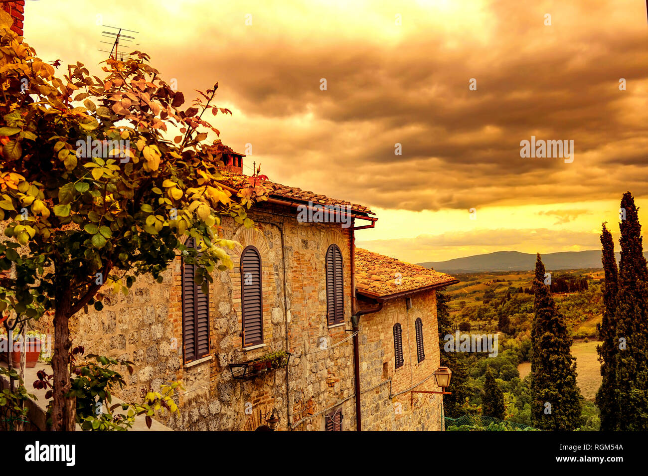 Blick von der Toskana San Gimignano bei Sonnenaufgang Stockfoto