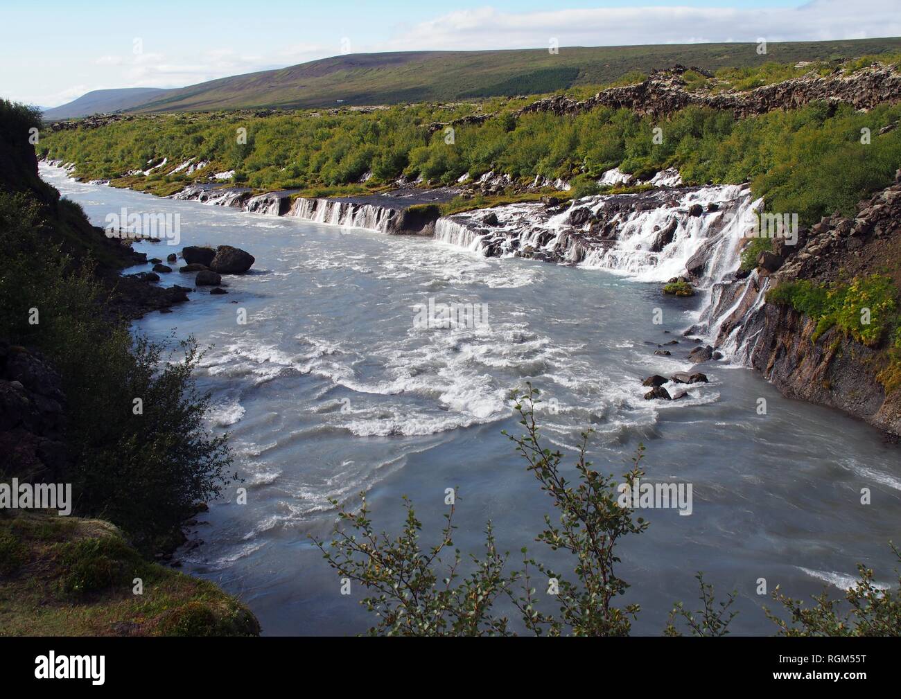 Breiten Engel Panoramablick von 700 m breiter Wasserfall Hraunfossar in Island ohne Menschen, wo Wasser fließt über Black Rock Stockfoto