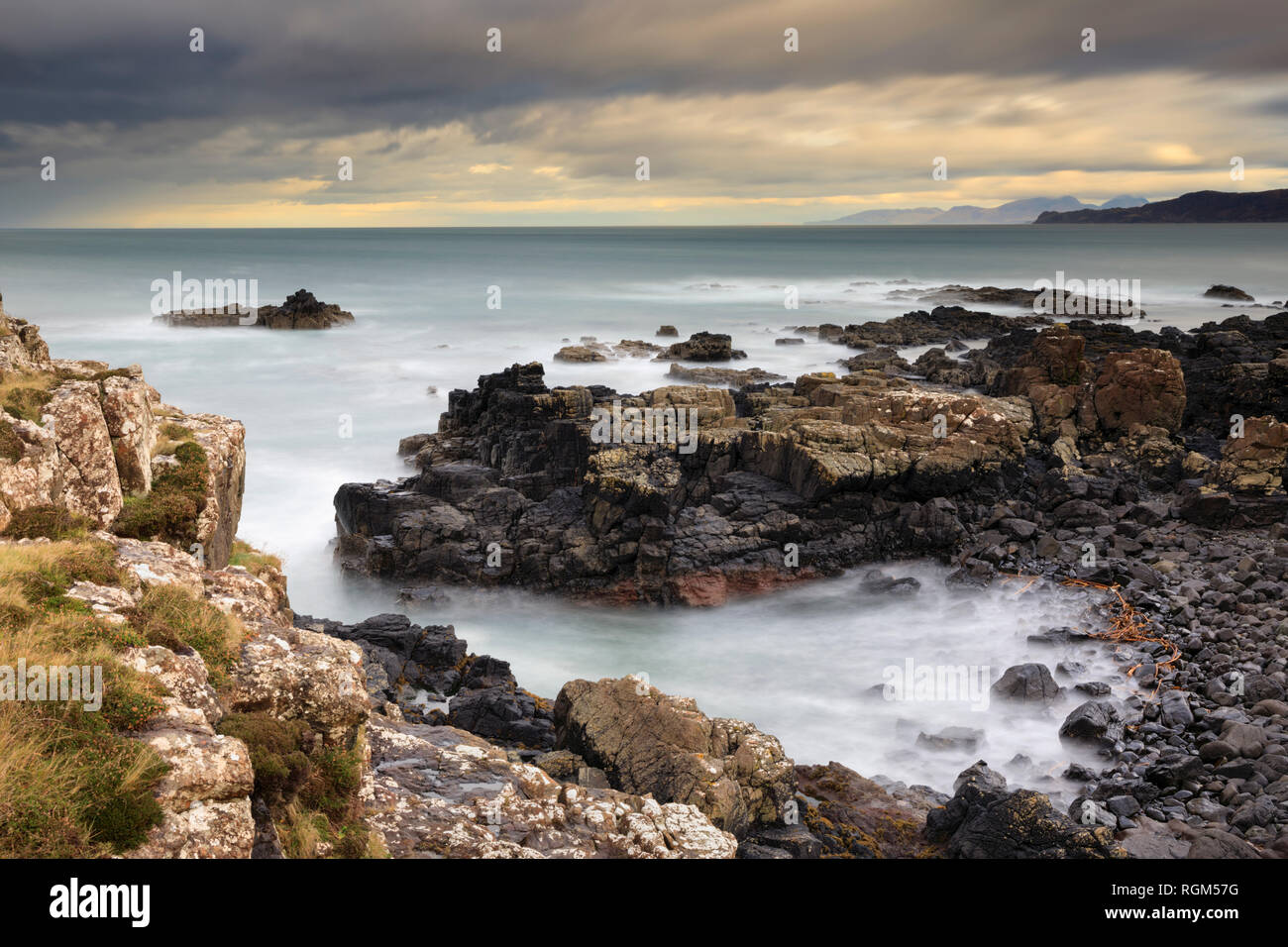 Dun Ara in der Nähe von Glengorm auf der Isle of Mull mit den kleinen Inseln in der Ferne. Stockfoto