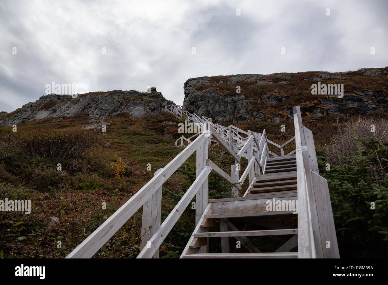 Hölzerne Treppe, einer felsigen Klippe an der Atlantik Küste während eines bewölkten Tag. In Dare Devil Trail, St. Anthony, Neufundland, Kanada. Stockfoto