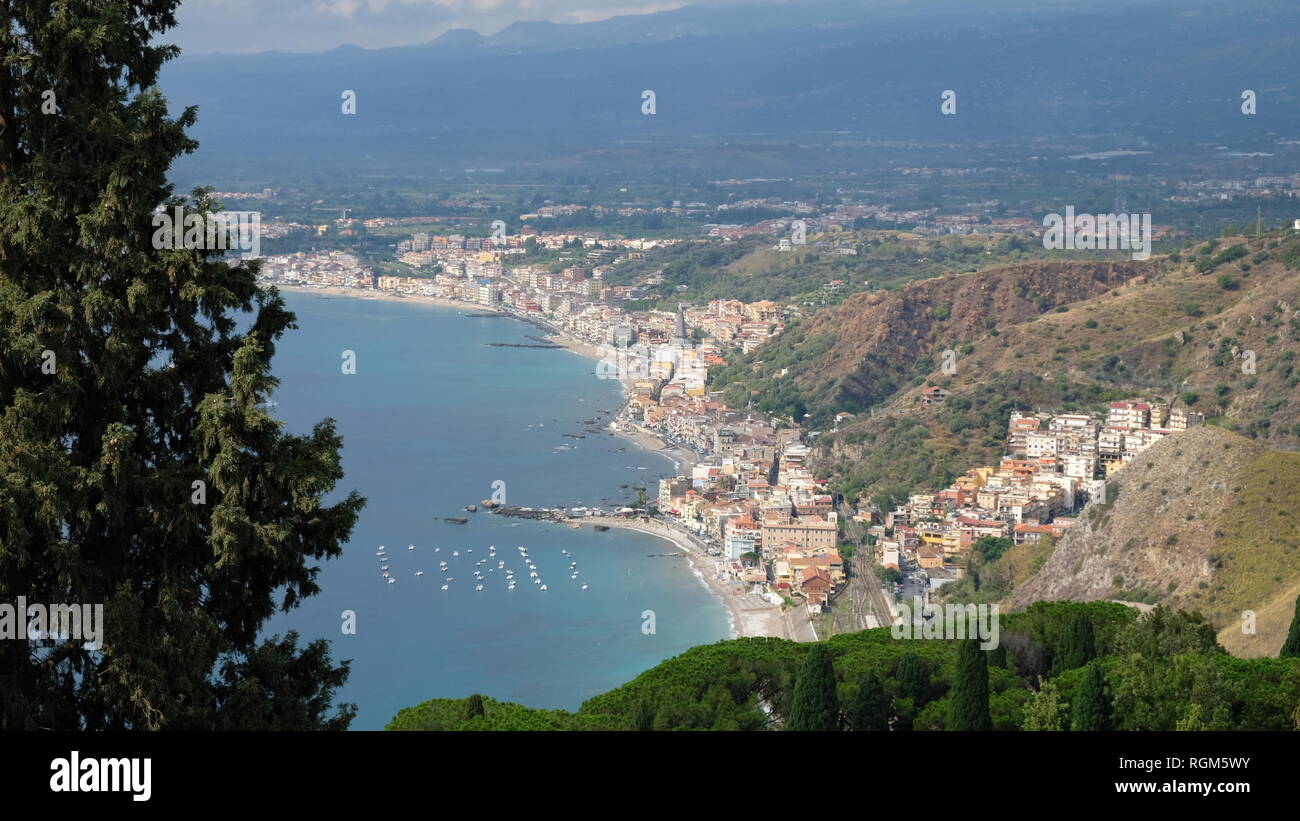 Taormina, Provinz Messina, Sizilien. Blick auf einen Teil der Stadt, an der Küste des Ionischen Meeres. Stockfoto