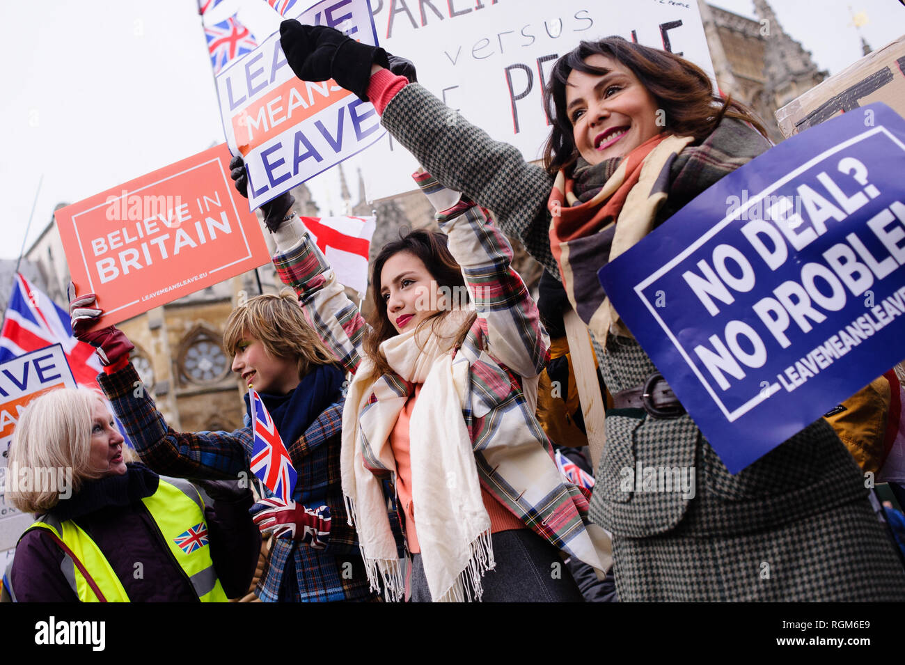 Frauen, die pro-Brexit Plakate außerhalb der Häuser des Parlaments in London demonstrieren. In der Commons, an einem Tag, der wichtige parlamentarische Aktivität über Brexit, MPs gestimmt, eine interfraktionelle Änderungsantrag von Labour Party MP Yvette Cooper und Konservative Partei MP Nick Baumstämme entwickelt, um das Risiko der gefürchteten 'no-deal Ausgang aus der EU erheblich reduzieren. Einen Antrag auf Ablehnung des Prinzips einer Nicht-deal Ausfahrt wurde in der Zwischenzeit genehmigt, so war ein von der Regierung unterstützte Änderungsantrag von Konservativen Partei MP Graham Brady verfochten, die 'alternative' an den Ort o Stockfoto