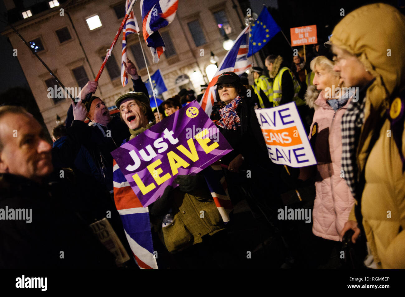 Brexit Unterstützer außerhalb der Häuser des Parlaments in London demonstrieren. In der Commons, an einem Tag, der wichtige parlamentarische Aktivität über Brexit, MPs gestimmt, eine interfraktionelle Änderungsantrag von Labour Party MP Yvette Cooper und Konservative Partei MP Nick Baumstämme entwickelt, um das Risiko der gefürchteten 'no-deal Ausgang aus der EU erheblich reduzieren. Einen Antrag auf Ablehnung des Prinzips einer Nicht-deal Ausfahrt wurde in der Zwischenzeit genehmigt, so war ein von der Regierung unterstützte Änderungsantrag von Konservativen Partei MP Graham Brady verfochten, die 'alternative' an die Stelle des controvers zu nehmen Stockfoto