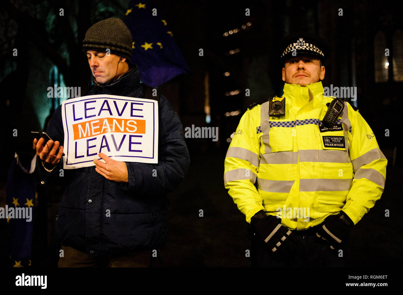Ein Mann hält einen pro-Brexit Plakat neben einem Polizisten als Aktivistinnen außerhalb der Häuser des Parlaments in London demonstrieren. In der Commons, an einem Tag, der wichtige parlamentarische Aktivität über Brexit, MPs gestimmt, eine interfraktionelle Änderungsantrag von Labour Party MP Yvette Cooper und Konservative Partei MP Nick Baumstämme entwickelt, um das Risiko der gefürchteten 'no-deal Ausgang aus der EU erheblich reduzieren. Einen Antrag auf Ablehnung des Prinzips einer Nicht-deal Ausfahrt wurde in der Zwischenzeit genehmigt, so war ein von der Regierung unterstützte Änderungsantrag von Konservativen Partei MP Graham Brady verfochten, die 'Alternati Stockfoto