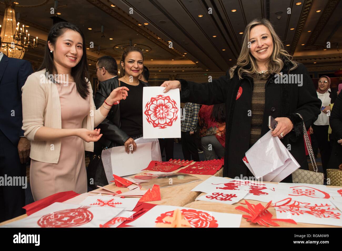 Alexandria, Ägypten. 28 Jan, 2019. Ein ägyptischer Visits einen Stall anzeigen Chinesische papercuttings auf ein Fest feiern die chinesische Frühlingsfest in Alexandria, Ägypten, Jan. 28, 2019. Ägyptischen und chinesischen Volk Samstag freudige Feierlichkeit statt durch das chinesische Generalkonsulat in Alexandria gemeinsam die anstehenden Chinesischen Frühlingsfest beginnt am 5. Februar dieses Jahres zu markieren. Credit: Meng Tao/Xinhua/Alamy leben Nachrichten Stockfoto