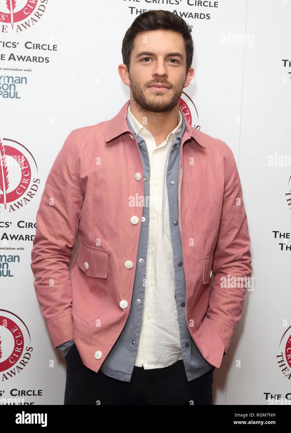 Jonathan Bailey an der Critics' Circle Theater Awards im Prince of Wales Theatre, Coventry Street. Stockfoto