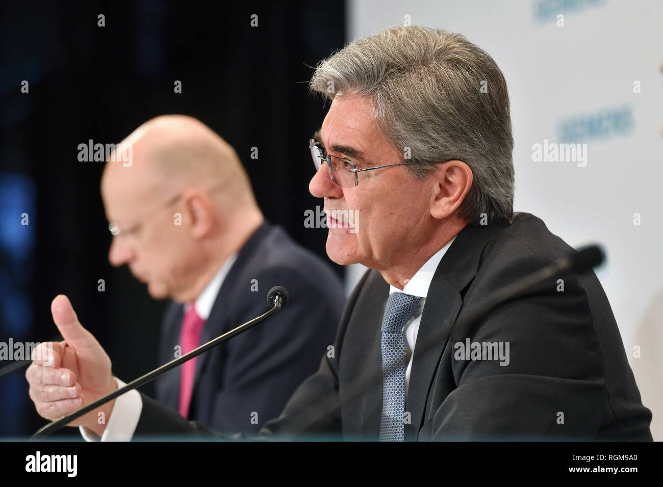 Munchen Deutschland 30 Januar 2019 V Re Joe Kaeser Ceo Chief Executive Officer Ralf S Thomas Cfo Chief Financial Officer Pressekonferenz Bevor Die Siemens Hauptversammlung 2019 Am 30 01 2019 In Der Olympiahalle In