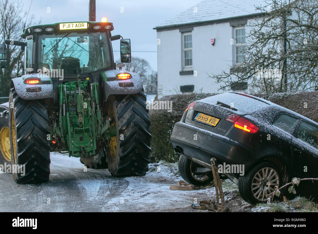 Rufford, Lancashire. 30 Jan, 2019. UK Wetter. Kalt, frostig, mit leichten Schneeschauer. Das Met Office hat eine gelbe Wetter Warnung über die Mehrheit der britischen wie der Bereich ist für mehr Schnee und Eis verspannt, mit schwierigen Fahrbedingungen, Glatteis und Glatteis auf unbehandeltem Straßen. Kredit. MediaWorldImages/AlamyLiveNews. Stockfoto