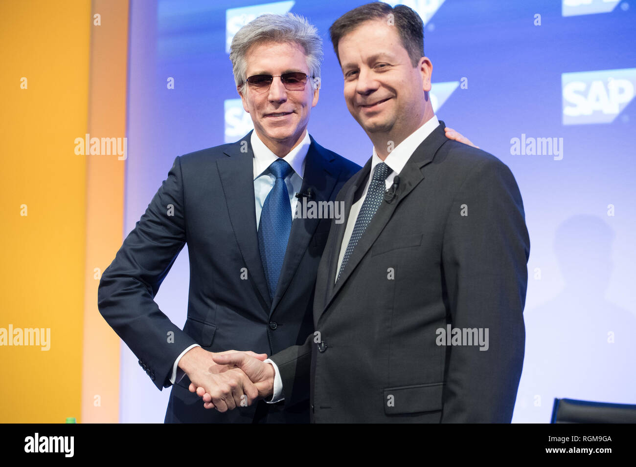 Walldorf, Deutschland. 29 Jan, 2019. Bill McDERMOTT (links, Sprecher der Geschäftsführung CEO der SAP AG) und Luka Mucic (Chief Financial Officer, CFO der SAP AG), halb Bild, halb Abbildung, Händedruck, Geste, Gestik, Pressekonferenz der SAP AG in Walldorf, 29.01.2019. | Verwendung der weltweiten Kredit: dpa/Alamy leben Nachrichten Stockfoto