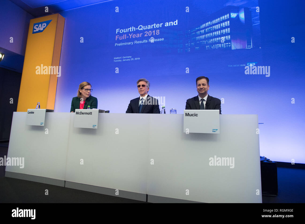 Walldorf, Deutschland. 29 Jan, 2019. Nicola Leske (links, Senior Vice President, Chief Communications Officer), Bill McDERMOTT (mi., Sprecher der Geschäftsführung CEO der SAP AG) und Luka Mucic (Chief Financial Officer, CFO der SAP AG), halb Bild, halb Abbildung, Sitz, Bilanzpressekonferenz der SAP AG in Walldorf, 29.01.2019. | Verwendung der weltweiten Kredit: dpa/Alamy leben Nachrichten Stockfoto