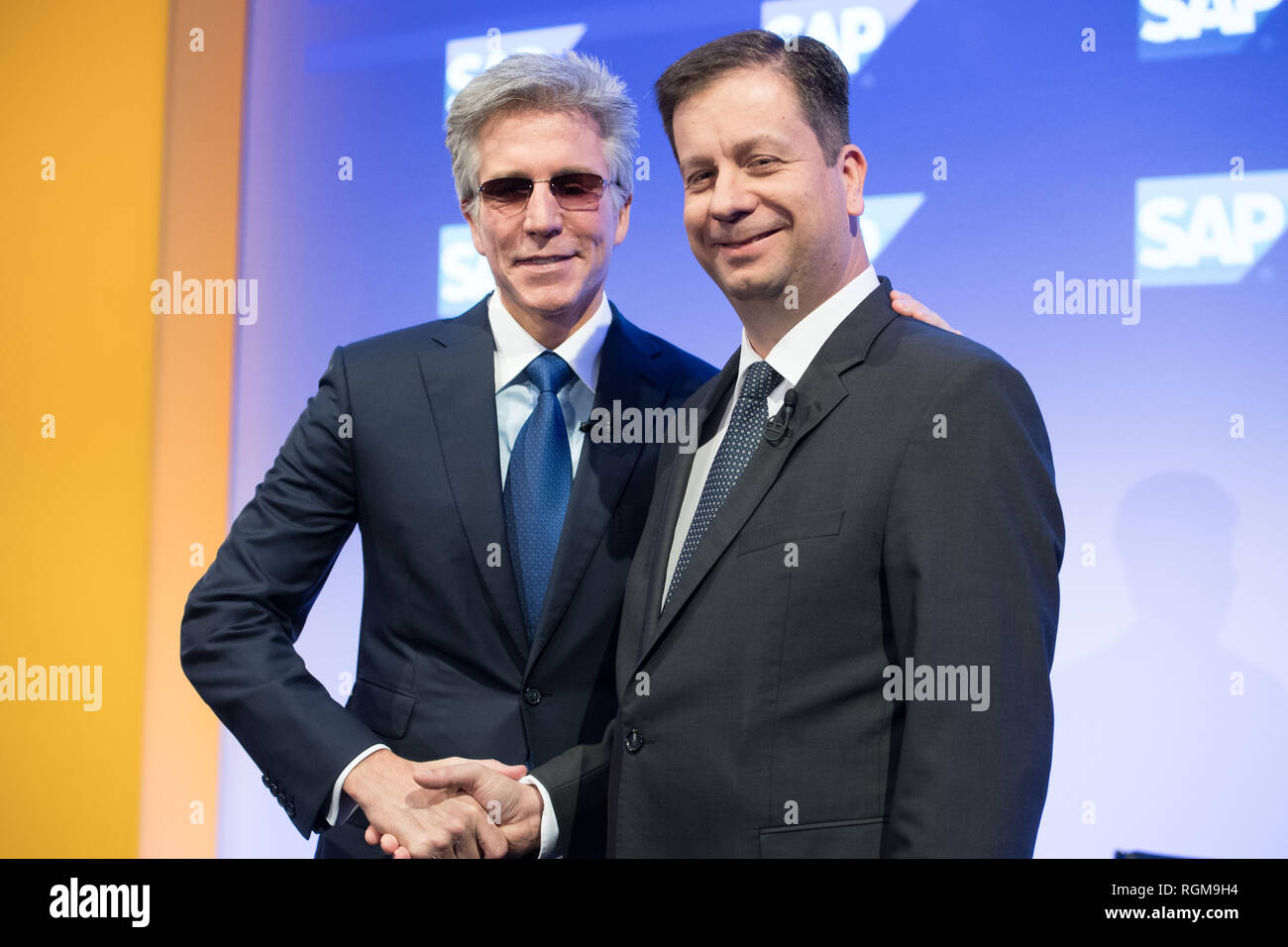 Walldorf, Deutschland. 29 Jan, 2019. Bill McDERMOTT (links, Sprecher der Geschäftsführung CEO der SAP AG) und Luka Mucic (Chief Financial Officer, CFO der SAP AG), halb Bild, halb Abbildung, Händedruck, Geste, Gestik, Pressekonferenz der SAP AG in Walldorf, 29.01.2019. | Verwendung der weltweiten Kredit: dpa/Alamy leben Nachrichten Stockfoto