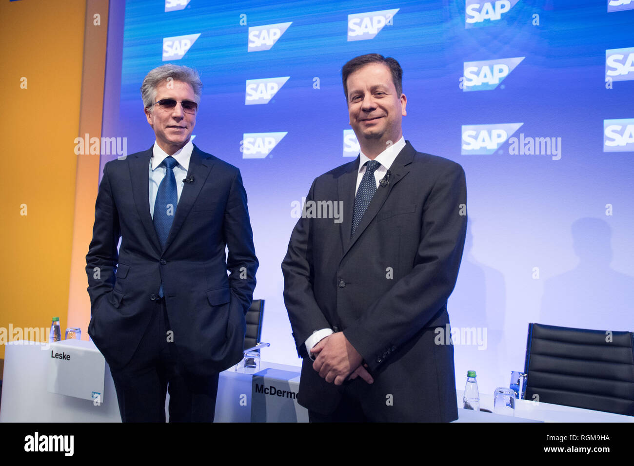 Walldorf, Deutschland. 29 Jan, 2019. Bill McDERMOTT (links, Sprecher der Geschäftsführung CEO der SAP AG) und Luka Mucic (Chief Financial Officer, CFO der SAP AG), halb Bild, halb Abbildung, Bilanzpressekonferenz der SAP AG in Walldorf, 29.01.2019. | Verwendung der weltweiten Kredit: dpa/Alamy leben Nachrichten Stockfoto