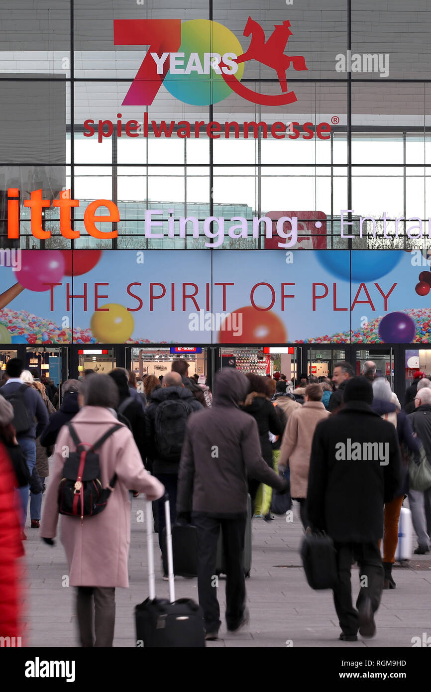 30 Januar 2019, Bayern, Nürnberg: Der Besucher betritt das Messegelände auf der Spielwarenmesse 2019, die größte Spielwarenmesse der Welt, die in diesem Jahr vom 30. Januar bis 3. Februar 2019. Foto: Daniel Karmann/dpa Stockfoto