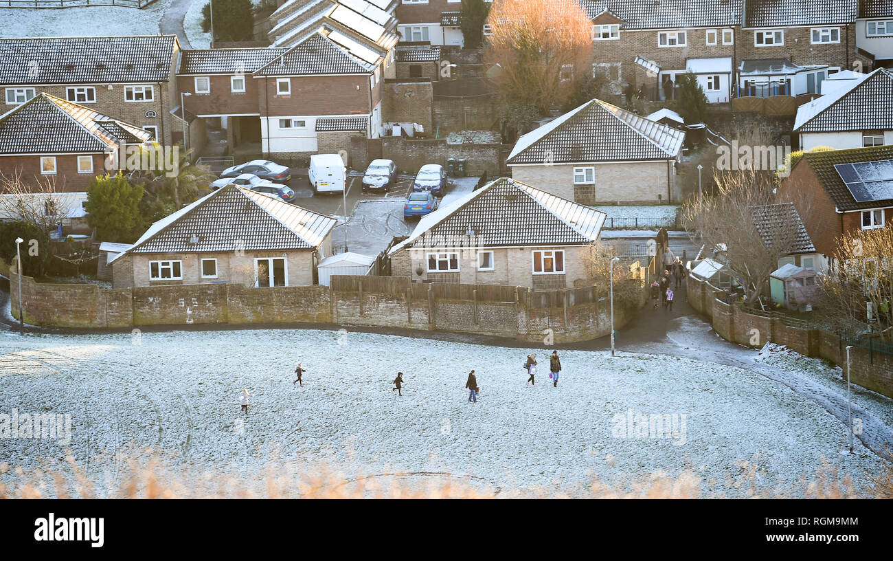 Brighton UK 30. Januar 2019 - Familien in den Schnee auf der Whitehawk Wohnsiedlung in Brighton spielen heute mehr Schnee und Frost sind für den Südosten von England morgen Kredit Prognose: Simon Dack/Alamy leben Nachrichten Stockfoto