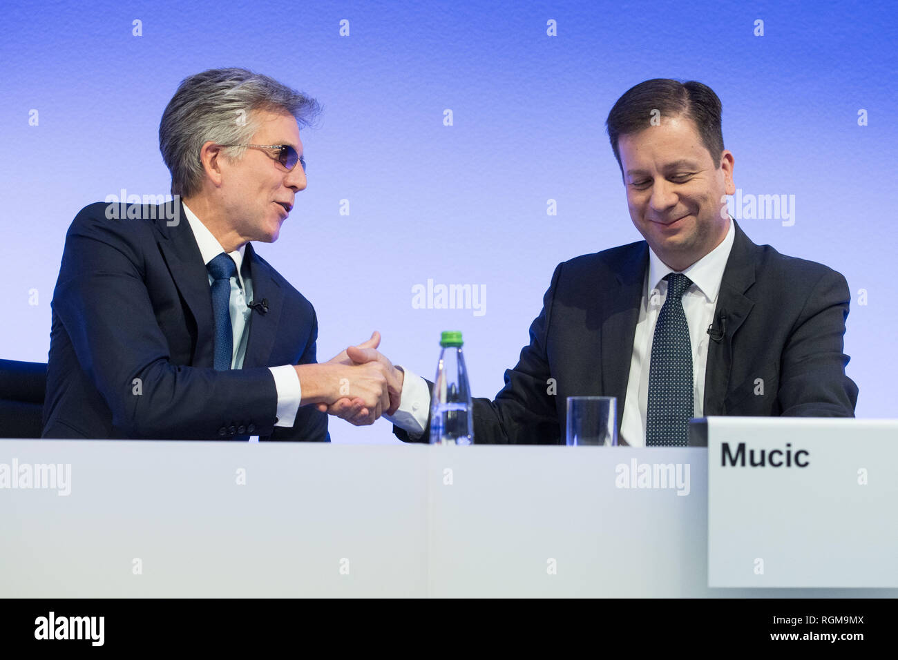 Walldorf, Deutschland. 29 Jan, 2019. Bill McDERMOTT (links, Sprecher der Geschäftsführung CEO der SAP AG) und Luka Mucic (Chief Financial Officer, CFO der SAP AG) Hände schütteln, Händedruck, die Hälfte Abbildung, Bild, Geste, Gestik, Pressekonferenz der SAP AG in Walldorf, 29.01.2019, | Verwendung der weltweiten Kredit: dpa/Alamy leben Nachrichten Stockfoto