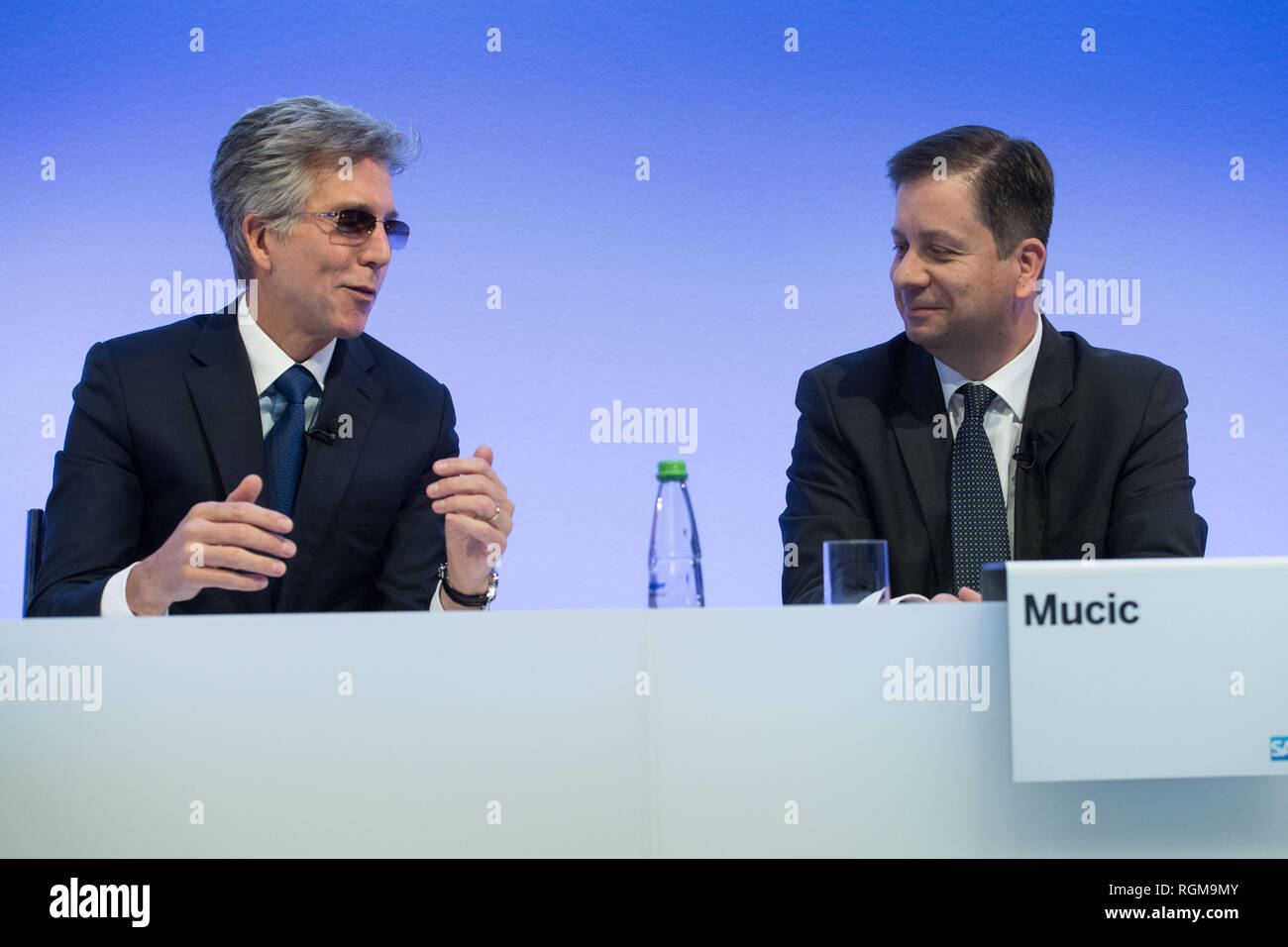 Walldorf, Deutschland. 29 Jan, 2019. Bill McDERMOTT (links, Sprecher der Geschäftsführung CEO der SAP AG) und Luka Mucic (Chief Financial Officer, CFO der SAP AG), halb Bild, halb Abbildung, Bilanzpressekonferenz der SAP AG in Walldorf, 29.01.2019. | Verwendung der weltweiten Kredit: dpa/Alamy leben Nachrichten Stockfoto