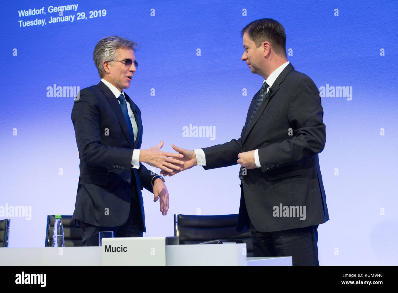 Walldorf, Deutschland. 29 Jan, 2019. Bill McDERMOTT (links, Sprecher der Geschäftsführung CEO der SAP AG) und Luka Mucic (Chief Financial Officer, CFO der SAP AG) Hände schütteln, Hand, Händedruck, die Hälfte Abbildung, Bild, Geste, Gestik, Bilanzpressekonferenz der nach der Pressekonferenz der SAP AG in Walldorf, 29.01.2019. | Verwendung der weltweiten Kredit: dpa/Alamy leben Nachrichten Stockfoto