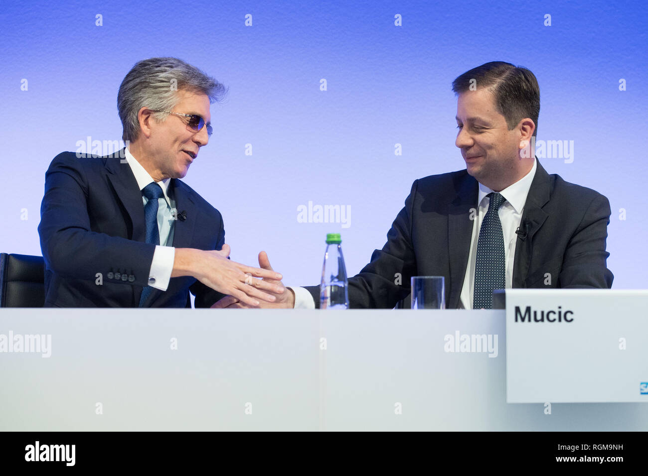 Walldorf, Deutschland. 29 Jan, 2019. Bill McDERMOTT (links, Sprecher der Geschäftsführung CEO der SAP AG) und Luka Mucic (Chief Financial Officer, CFO der SAP AG) Hände schütteln, Händedruck, die Hälfte Abbildung, Bild, Geste, Gestik, Pressekonferenz der SAP AG in Walldorf, 29.01.2019, | Verwendung der weltweiten Kredit: dpa/Alamy leben Nachrichten Stockfoto