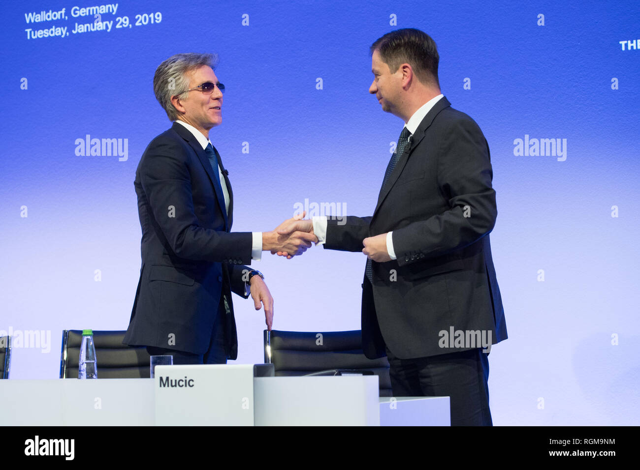 Walldorf, Deutschland. 29 Jan, 2019. Bill McDERMOTT (links, Sprecher der Geschäftsführung CEO der SAP AG) und Luka Mucic (Chief Financial Officer, CFO der SAP AG) Hände schütteln, Hand, Händedruck, die Hälfte Abbildung, Bild, Geste, Gestik, Bilanzpressekonferenz der nach der Pressekonferenz der SAP AG in Walldorf, 29.01.2019. | Verwendung der weltweiten Kredit: dpa/Alamy leben Nachrichten Stockfoto