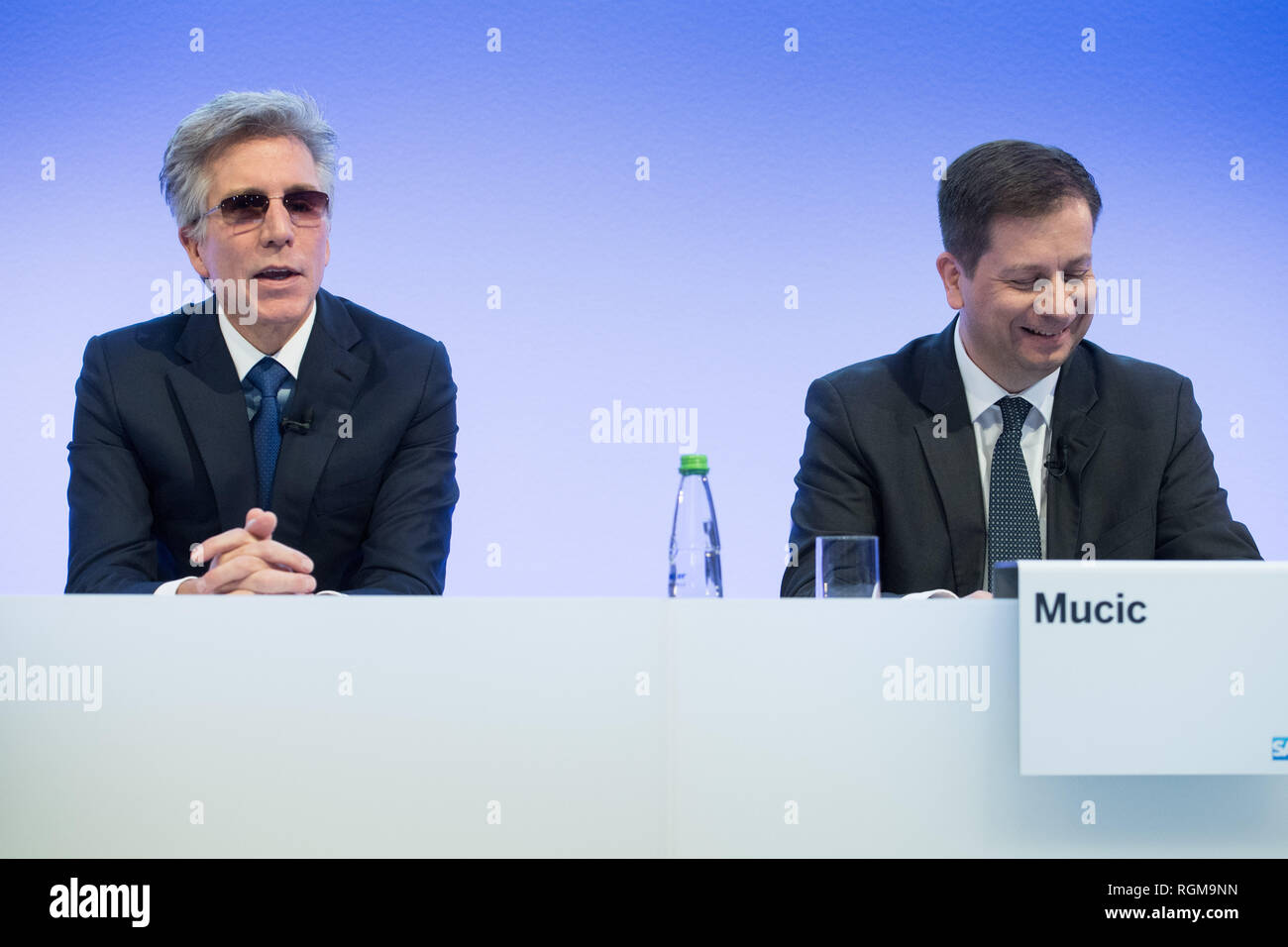 Walldorf, Deutschland. 29 Jan, 2019. Bill McDERMOTT (links, Sprecher der Geschäftsführung CEO der SAP AG) und Luka Mucic (Chief Financial Officer, CFO der SAP AG), halb Bild, halb Abbildung, Bilanzpressekonferenz der SAP AG in Walldorf, 29.01.2019. | Verwendung der weltweiten Kredit: dpa/Alamy leben Nachrichten Stockfoto