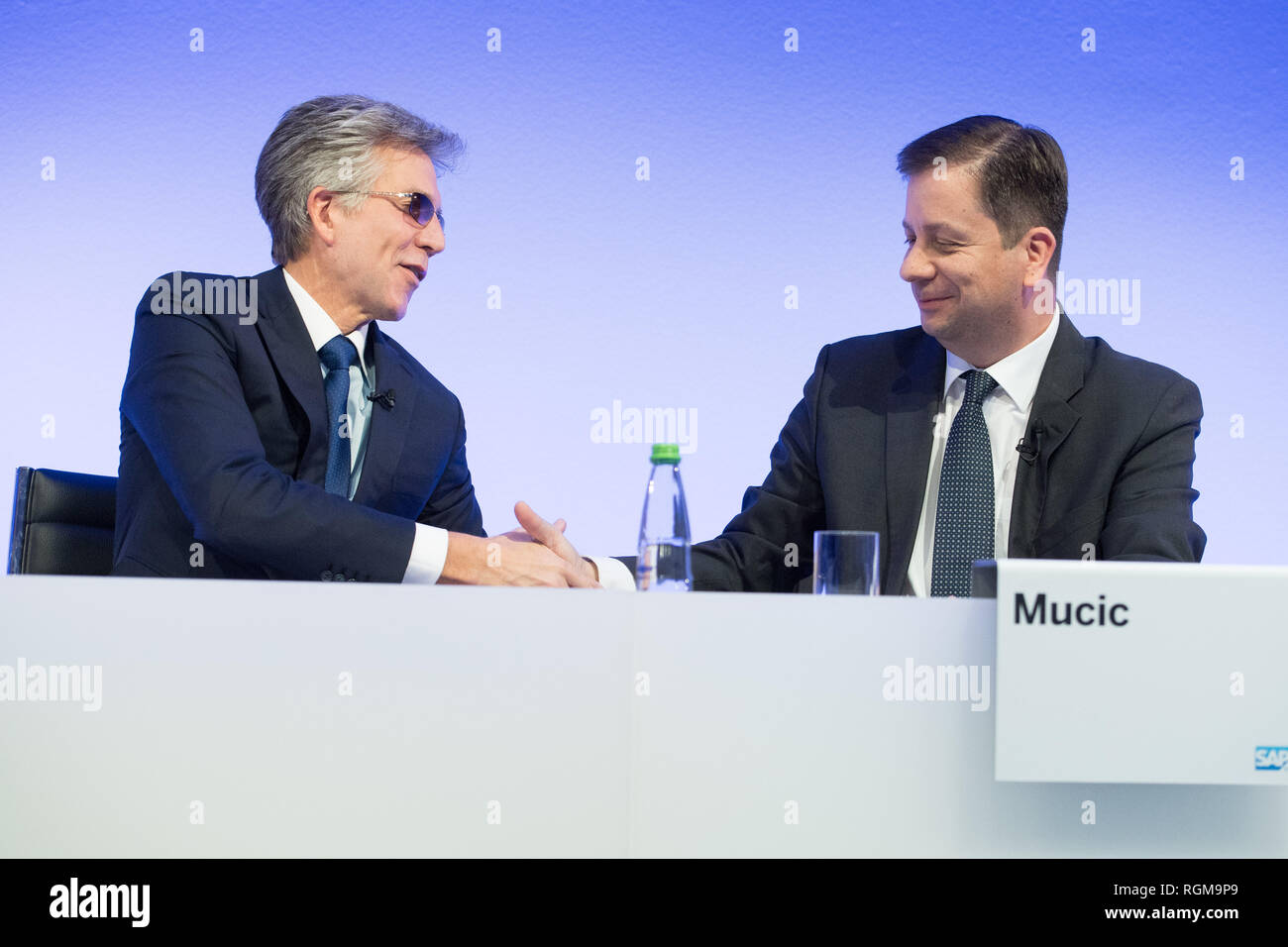 Walldorf, Deutschland. 29 Jan, 2019. Bill McDERMOTT (links, Sprecher der Geschäftsführung CEO der SAP AG) und Luka Mucic (Chief Financial Officer, CFO der SAP AG) Hände schütteln, Händedruck, die Hälfte Abbildung, Bild, Geste, Gestik, Pressekonferenz der SAP AG in Walldorf, 29.01.2019, | Verwendung der weltweiten Kredit: dpa/Alamy leben Nachrichten Stockfoto