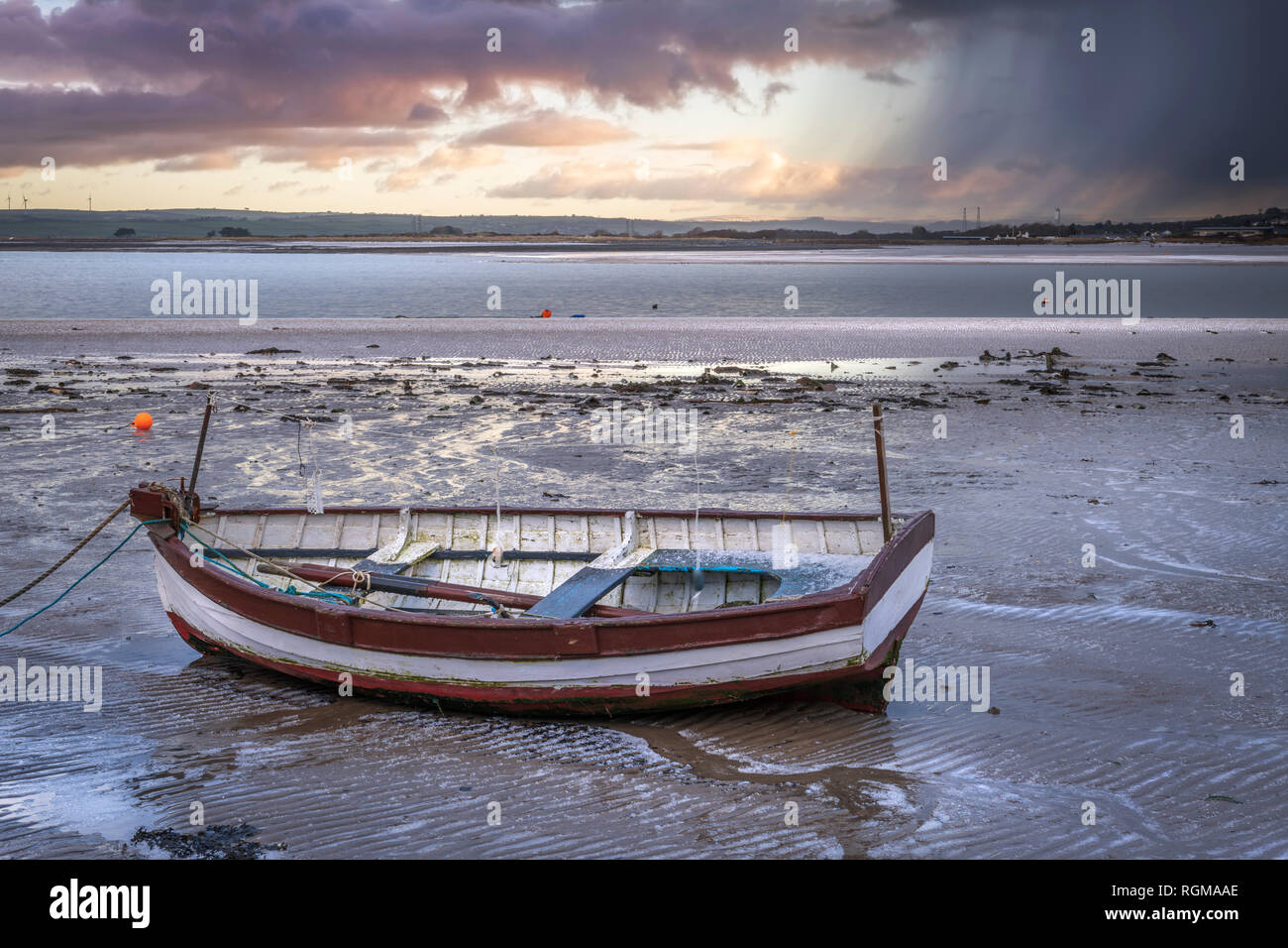 Appledore, Devon, Großbritannien. 30. Januar, 2019. UK Wetter - Mittwoch, den 30. Januar. Nach einem kalten und windigen Nacht, das kleine Dorf an der Küste von North Devon Appledore ist durch ausgedehnte Gewitterwolken schlagen, Hinterlegung einer Schicht von schneeregen über den Fluss Torridge Mündung. Credit: Terry Mathews/Alamy leben Nachrichten Stockfoto