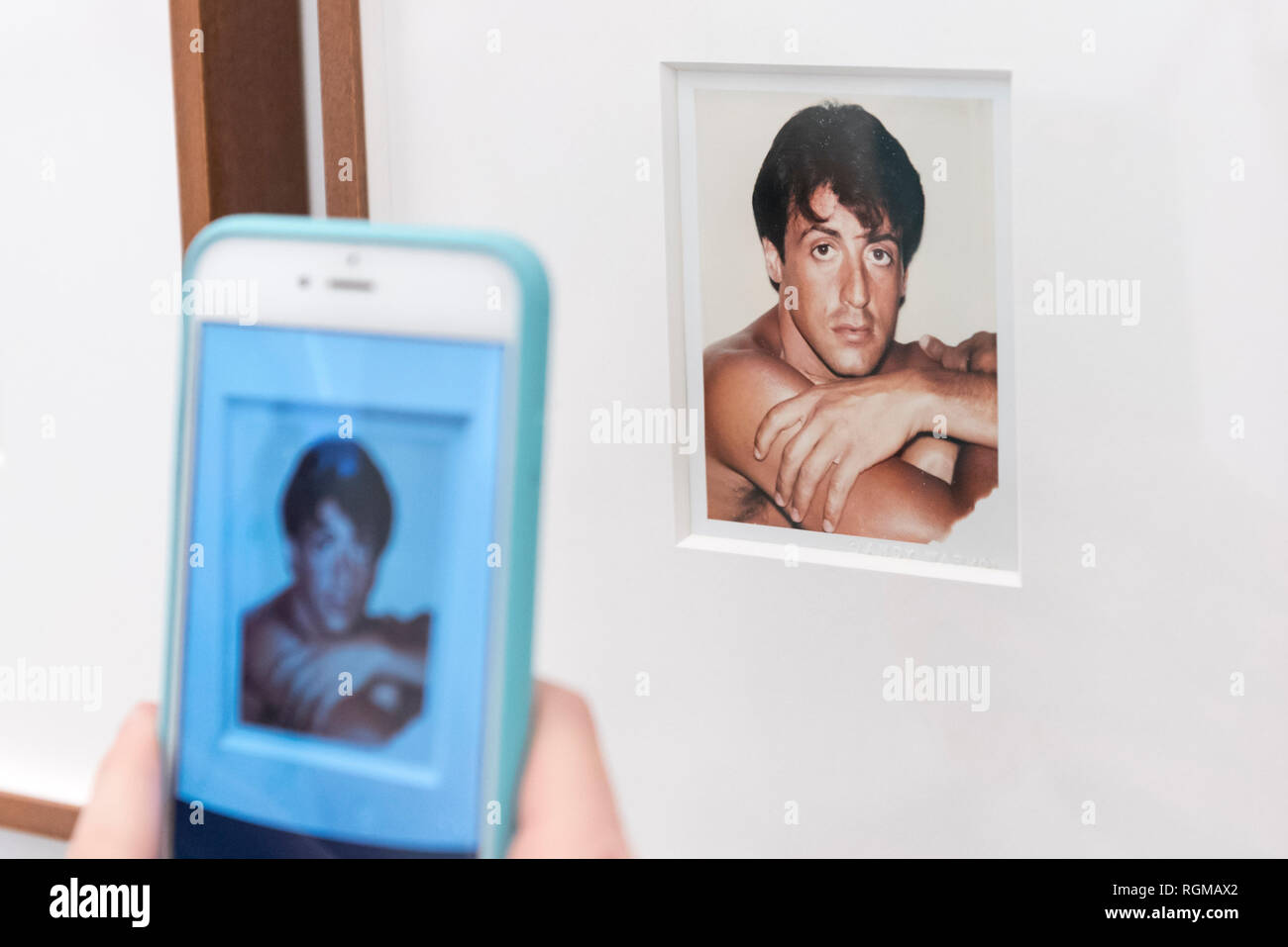 London, Großbritannien. 30. Januar 2019. Der Besucher Fotos ylvester Stallone" (1980). Vorschau von 'Andy Warhol Polaroid Bilder", eine Ausstellung von über 60 Porträt und Selbstporträt Polaroid Fotos von Andy Warhol. Die Werke, die Künstler, Schauspieler, Politiker und Freunde seiner Fabrik entourage in New York in den 70er und 80er Jahre zeigen, sind auf Anzeige vom 2. Februar bis 13. April 2019 an Bastian Galerie in Mayfair. Credit: Stephen Chung/Alamy leben Nachrichten Stockfoto