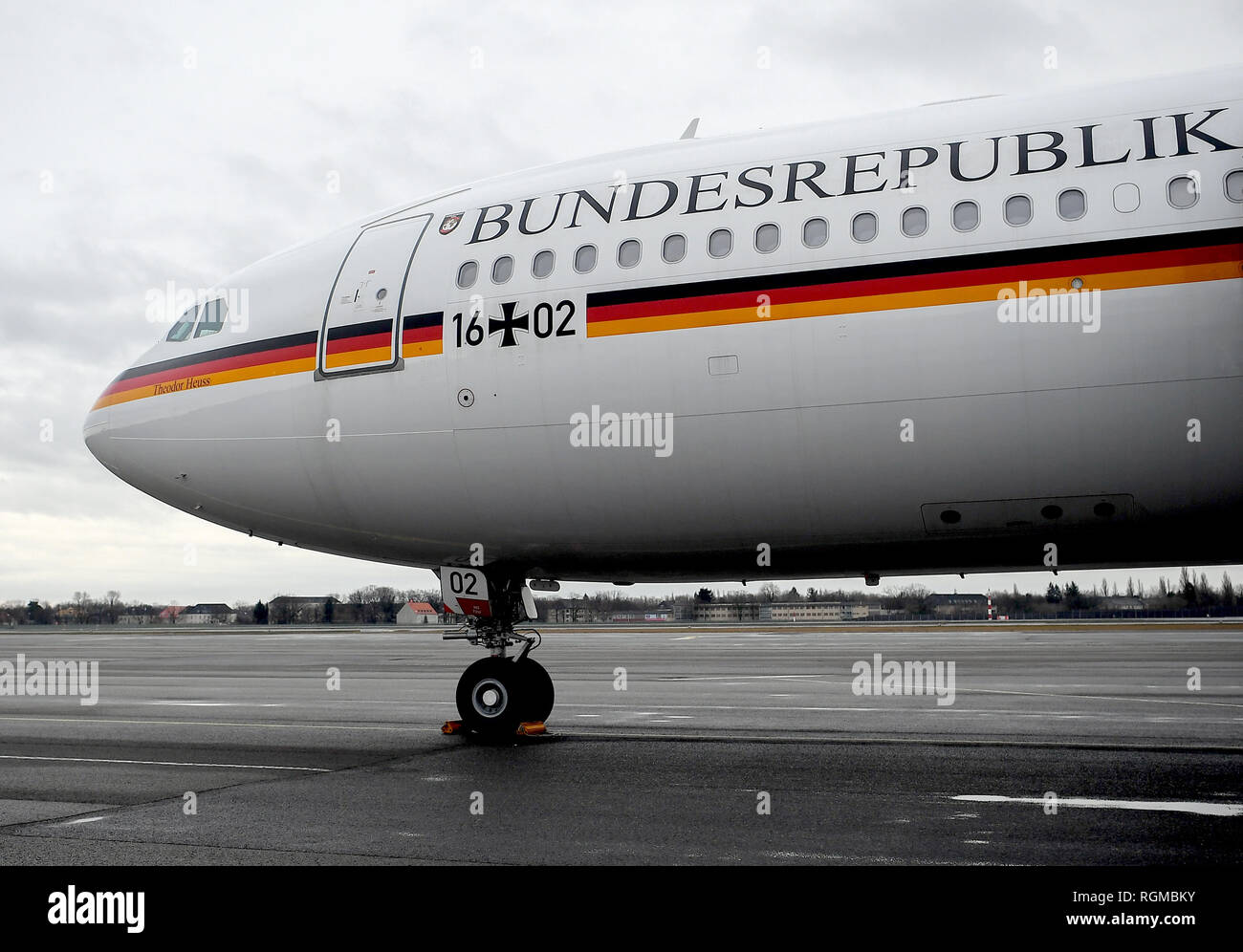 Berlin, Deutschland. 27 Jan, 2019. Die Regierung plane' Theodor Heuss' auf der Landebahn steht in Tegel vor der Abreise nach Äthiopien. Aufgrund eines Defekts in der Regierung Luftfahrzeuge" Theodor Heuss, Bundespräsident Dr. Frank-Walter Steinmeier kann nicht fliegen zurück aus Äthiopien nach Berlin als geplant. In Addis Abeba, das technische Problem der A340 wurde mit Hochdruck gearbeitet. Quelle: Britta Pedersen/dpa-Zentralbild/dpa/Alamy leben Nachrichten Stockfoto