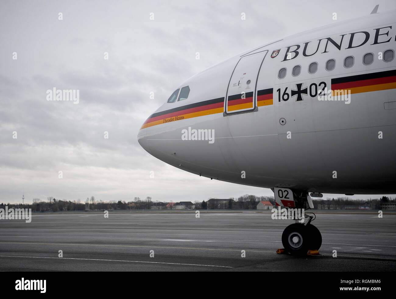 27 Januar 2019, Deutschland (Deutsch), Berlin: Die Regierung plane' Theodor Heuss' auf der Landebahn steht in Tegel vor der Abreise nach Äthiopien. Aufgrund eines Defekts in der Regierung Luftfahrzeuge" Theodor Heuss, Bundespräsident Dr. Frank-Walter Steinmeier kann nicht fliegen zurück aus Äthiopien nach Berlin als geplant. In Addis Abeba, das technische Problem der A340 wurde mit Hochdruck gearbeitet. Foto: Britta Pedersen/dpa-Zentralbild/dpa Stockfoto