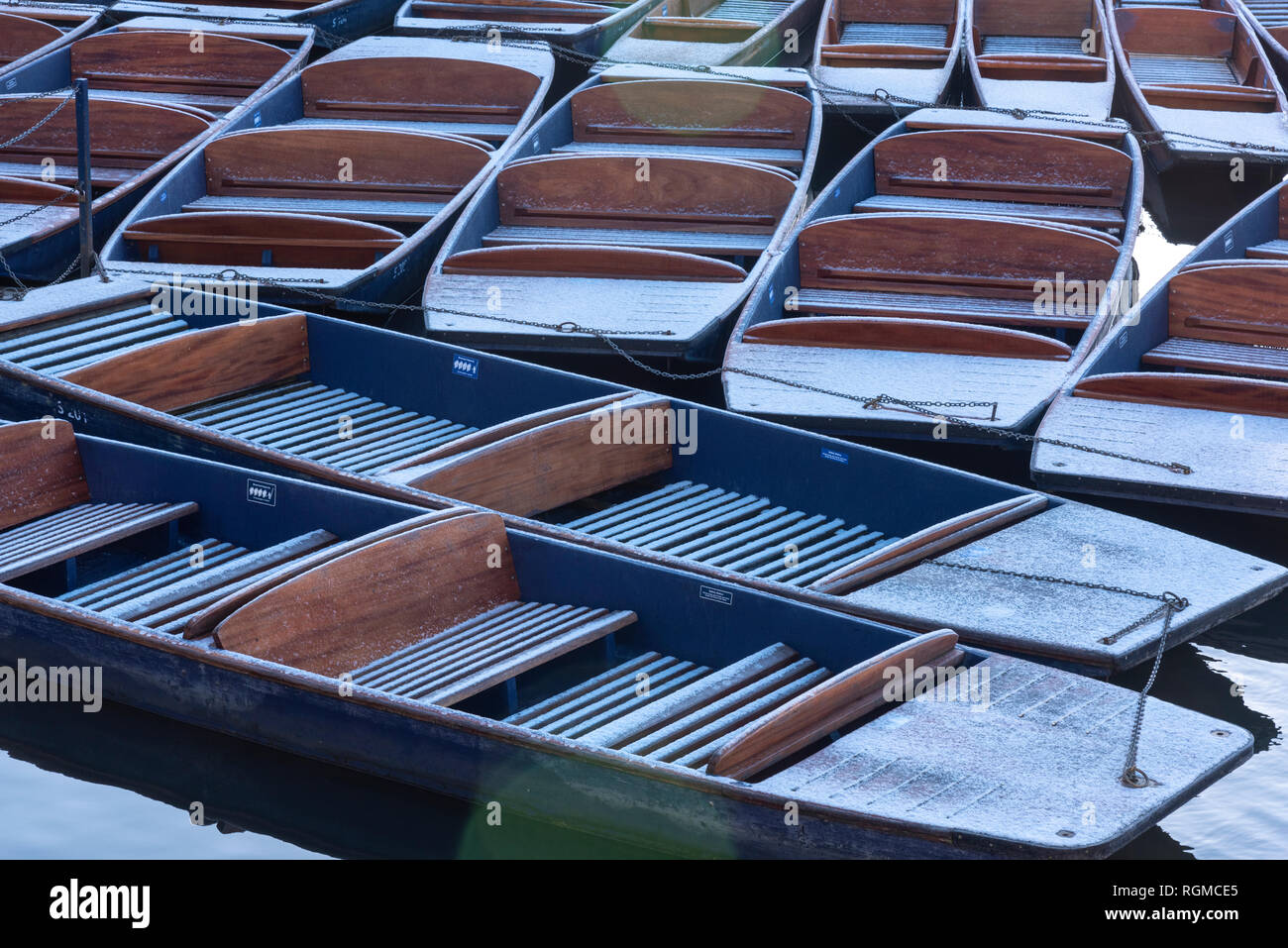 Cambridge, Großbritannien. 30 Jan, 2019. Stocherkähne bestäubt mit Schnee, auf dem Fluss Cam, Cambridge, UK. 30 Jan, 2019. UK Wetter Credit: Alan Copson Stadt Bilder/Alamy leben Nachrichten Stockfoto