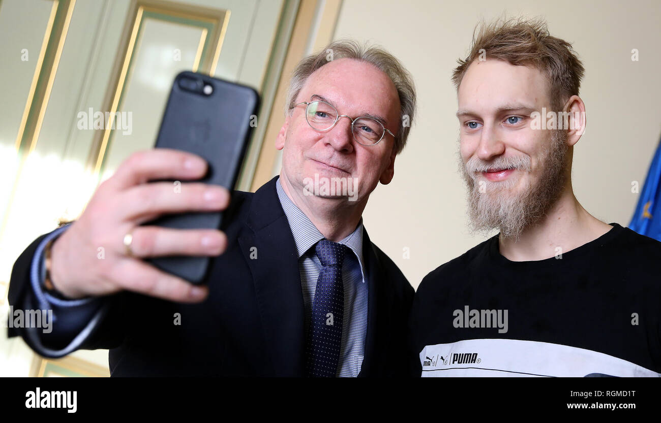 Magdeburg, Deutschland. 30 Jan, 2019. Reiner Haseloff (CDU, l), Ministerpräsident von Sachsen-Anhalt, zusammen mit Matthias Musche, Handball Spieler der Nationalmannschaft von Deutschland, macht eine selfie in der Staatskanzlei. Haseloff erhält ngt Delegation der erfolgreichen Deutschen Handball. Die deutsche Mannschaft hatte den vierten Platz bei der Handball-WM genommen. Credit: Ronny Hartmann/dpa-Zentralbild/ZB/dpa/Alamy leben Nachrichten Stockfoto