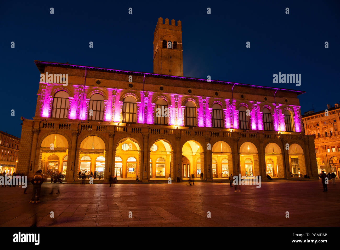 Foto Massimo Paolone/LaPresse 29 Maggio 2005 2019 Bologna, ItaliaSport CilcismoIl Giro d&#x2019;Italia partir &#xe0; Dall &#x2019;der Emilia Romagna (Bologna) l&#x2019;11 maggio per terminare Alle &#x2019;Arena di Verona il 2 Giugno. Questa edizione della Corsa Rosa sar &#xe0; praticamente tutta Italiana, con Unico sconfinamento nella Repubblica di San Marino. Nella Foto: Palazzo del Podest&#xe0;illuminato di Rosa per l'Edizione 102 del Giro D'Italia Foto Massimo Paolone/LaPresse Januar 29, 2019 Bologna, ItalySport CyclismThe Giro d&#x2019;Italia startet aus der Region Emilia Romagna (Bologna) auf Stockfoto