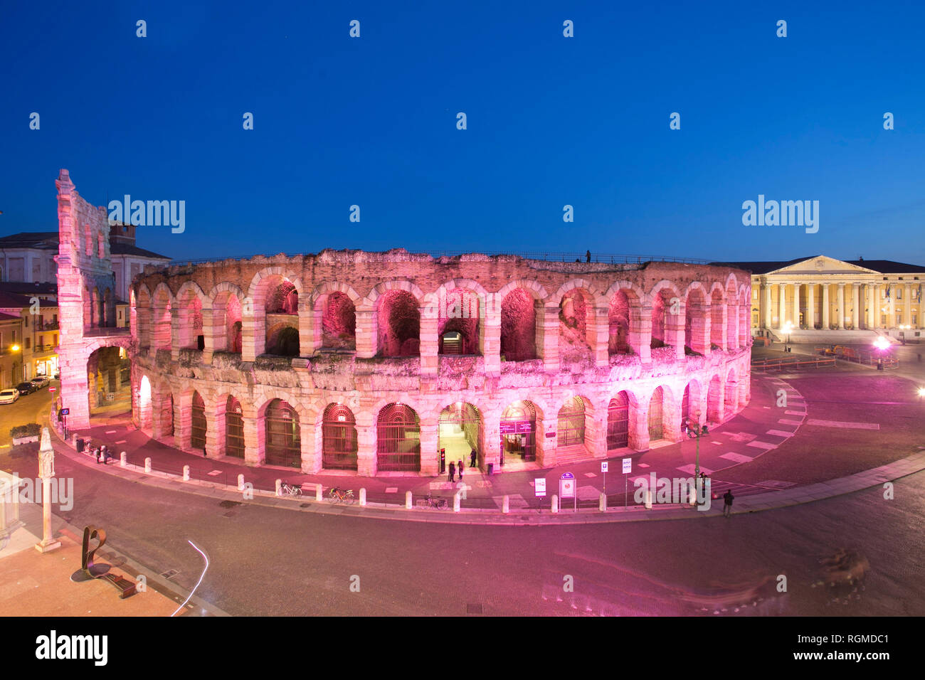 Foto Stefano De Grandis/LaPresse 29 Maggio 2005 2019 Verona, ItaliaSport CilcismoIl Giro d&#x2019;Italia partir &#xe0; Dall &#x2019;der Emilia Romagna (Bologna) l&#x2019;11 maggio per terminare Alle &#x2019;Arena di Verona il 2 Giugno. Questa edizione della Corsa Rosa sar &#xe0; praticamente tutta Italiana, con Unico sconfinamento nella Repubblica di San Marino. Nella Foto: l'Arena di Verona illuminata di Rosa per l'Edizione 102 del Giro D'Italia Foto Stefano De Grandis/LaPresse Januar 29, 2019 Verona, ItalySport CyclismThe Giro d&#x2019;Italia startet aus der Region Emilia Romagna (Bologna) am 11. Stockfoto