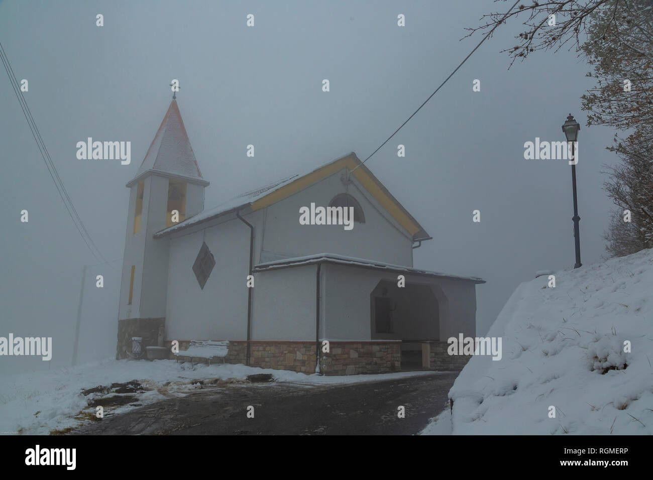 Genua, Italien. 30. Januar 2019. Blick auf die Kirche von Costalovaia, 30 Km nördlich von Genua, 480 Meter über dem Meeresspiegel, während der heutigen Schneefall in Ligurien am 30 Januar, 2019 in Genua, Italien. Ein Kälteeinbruch hat Italien diese Woche Hit mit Snow Forecast in anderen Städten in Italien. (Foto durch Erwachen/Getty Images) Credit: Erwachen/Alamy leben Nachrichten Stockfoto