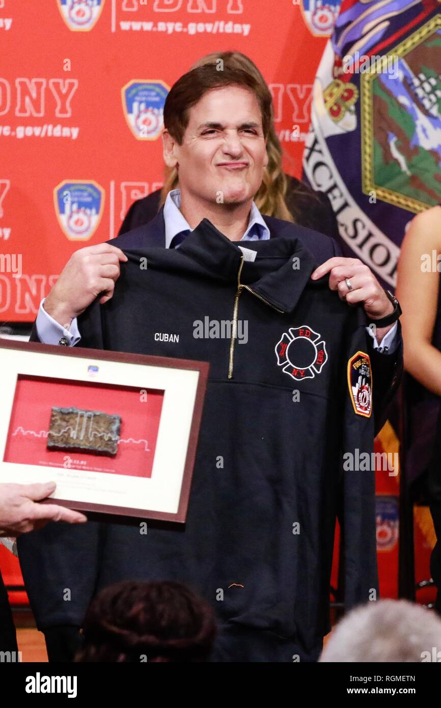 Brooklyn, NY, USA. 30 Jan, 2019. Mark Cuban als Haifischbecken Investoren und Cup Board Pro Unternehmer, Kaley, Christian und Keira Junge, eine Spende für das FDNY Stiftung, zu Ehren des Vaters vorhanden, Keith Jung ein fdny Feuerwehrmann, der im letzten Jahr von einer 9/11-ähnliche Krankheit gestorben. Januar 30, 2019 at FDNY Sitz in Brooklyn, New York City. Credit: Diego Corredor/Medien Punch/Alamy Live News Credit: MediaPunch Inc/Alamy leben Nachrichten Stockfoto