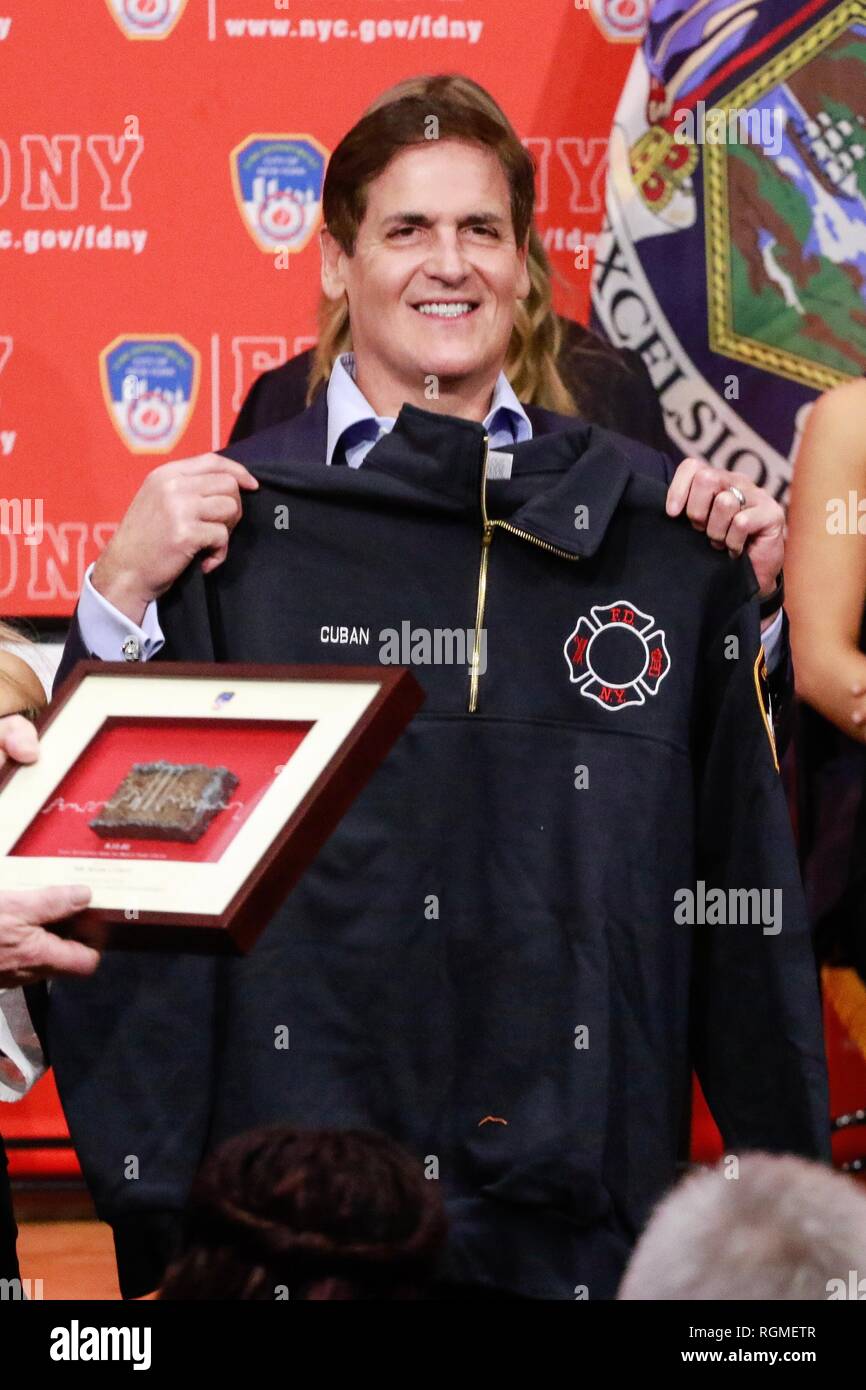 Brooklyn, NY, USA. 30 Jan, 2019. Mark Cuban als Haifischbecken Investoren und Cup Board Pro Unternehmer, Kaley, Christian und Keira Junge, eine Spende für das FDNY Stiftung, zu Ehren des Vaters vorhanden, Keith Jung ein fdny Feuerwehrmann, der im letzten Jahr von einer 9/11-ähnliche Krankheit gestorben. Januar 30, 2019 at FDNY Sitz in Brooklyn, New York City. Credit: Diego Corredor/Medien Punch/Alamy Live News Credit: MediaPunch Inc/Alamy leben Nachrichten Stockfoto