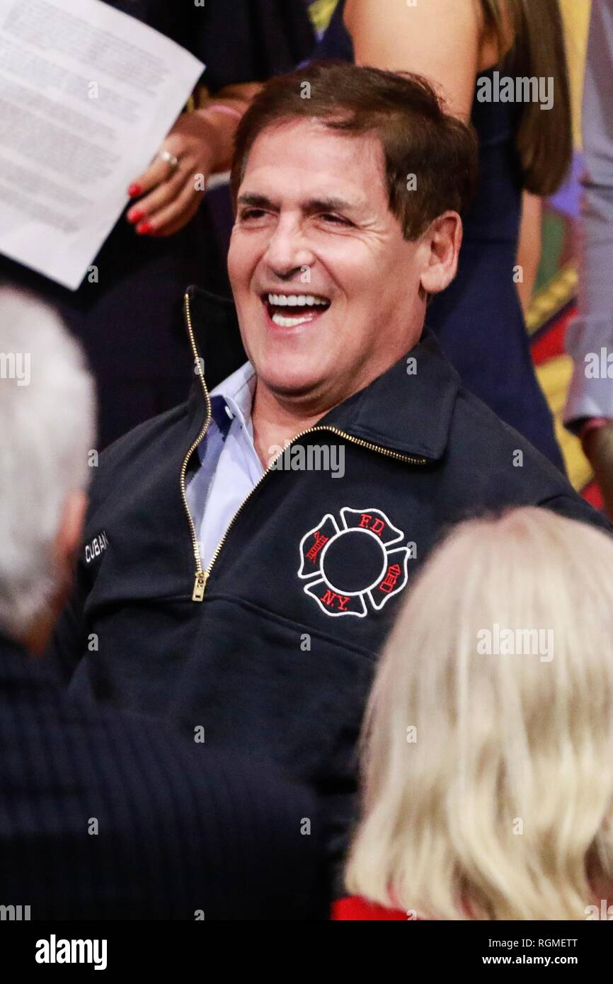 Brooklyn, NY, USA. 30 Jan, 2019. Mark Cuban als Haifischbecken Investoren und Cup Board Pro Unternehmer, Kaley, Christian und Keira Junge, eine Spende für das FDNY Stiftung, zu Ehren des Vaters vorhanden, Keith Jung ein fdny Feuerwehrmann, der im letzten Jahr von einer 9/11-ähnliche Krankheit gestorben. Januar 30, 2019 at FDNY Sitz in Brooklyn, New York City. Credit: Diego Corredor/Medien Punch/Alamy Live News Credit: MediaPunch Inc/Alamy leben Nachrichten Stockfoto