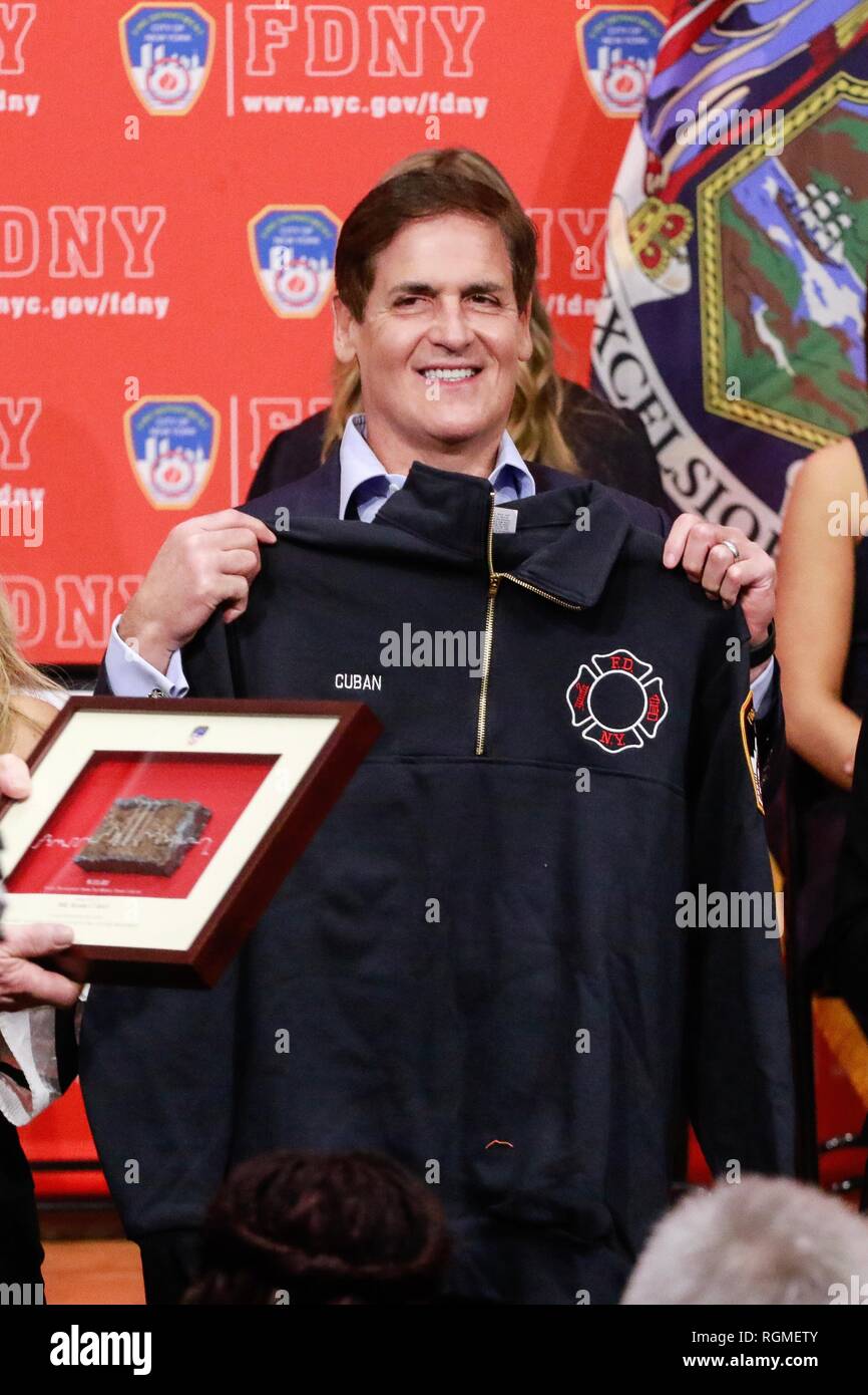 Brooklyn, NY, USA. 30 Jan, 2019. Mark Cuban als Haifischbecken Investoren und Cup Board Pro Unternehmer, Kaley, Christian und Keira Junge, eine Spende für das FDNY Stiftung, zu Ehren des Vaters vorhanden, Keith Jung ein fdny Feuerwehrmann, der im letzten Jahr von einer 9/11-ähnliche Krankheit gestorben. Januar 30, 2019 at FDNY Sitz in Brooklyn, New York City. Credit: Diego Corredor/Medien Punch/Alamy Live News Credit: MediaPunch Inc/Alamy leben Nachrichten Stockfoto