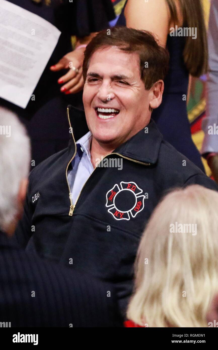Brooklyn, NY, USA. 30 Jan, 2019. Mark Cuban als Haifischbecken Investoren und Cup Board Pro Unternehmer, Kaley, Christian und Keira Junge, eine Spende für das FDNY Stiftung, zu Ehren des Vaters vorhanden, Keith Jung ein fdny Feuerwehrmann, der im letzten Jahr von einer 9/11-ähnliche Krankheit gestorben. Januar 30, 2019 at FDNY Sitz in Brooklyn, New York City. Credit: Diego Corredor/Medien Punch/Alamy Live News Credit: MediaPunch Inc/Alamy leben Nachrichten Stockfoto