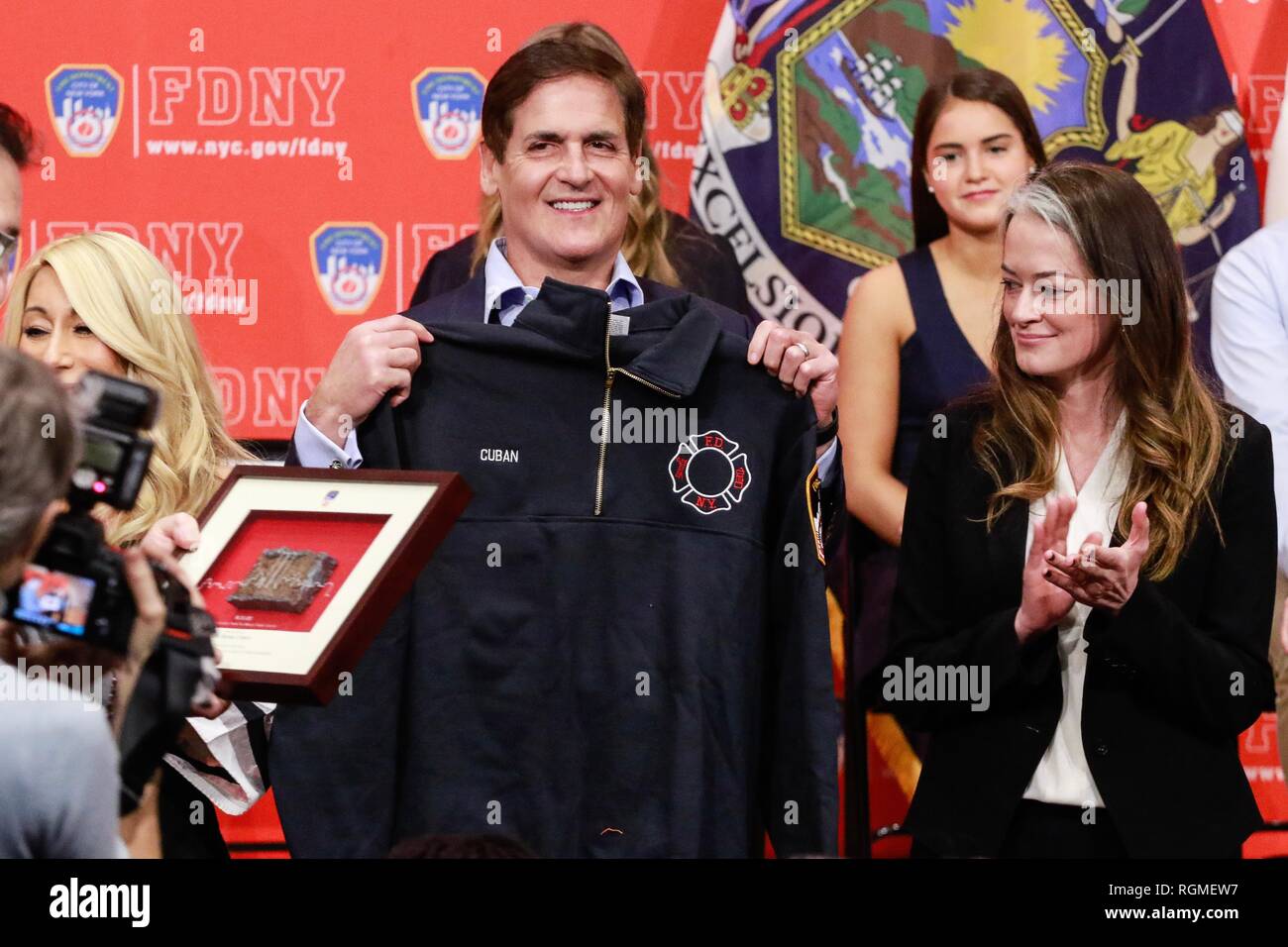 Brooklyn, NY, USA. 30 Jan, 2019. Mark Cuban als Haifischbecken Investoren und Cup Board Pro Unternehmer, Kaley, Christian und Keira Junge, eine Spende für das FDNY Stiftung, zu Ehren des Vaters vorhanden, Keith Jung ein fdny Feuerwehrmann, der im letzten Jahr von einer 9/11-ähnliche Krankheit gestorben. Januar 30, 2019 at FDNY Sitz in Brooklyn, New York City. Credit: Diego Corredor/Medien Punch/Alamy Live News Credit: MediaPunch Inc/Alamy leben Nachrichten Stockfoto