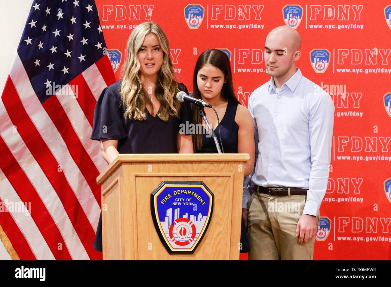 Brooklyn, NY, USA. 30 Jan, 2019. Kaley Junge, Keira Jung und Christliche Junge im Bild als Haifischbecken Investoren und Cup Board Pro Unternehmer, Kaley, Christian und Keira Junge, eine Spende für das FDNY Stiftung, zu Ehren des Vaters vorhanden, Keith Jung ein fdny Feuerwehrmann, der im letzten Jahr von einer 9/11-ähnliche Krankheit gestorben. Januar 30, 2019 at FDNY Sitz in Brooklyn, New York City. Credit: Diego Corredor/Medien Punch/Alamy Live News Credit: MediaPunch Inc/Alamy leben Nachrichten Stockfoto