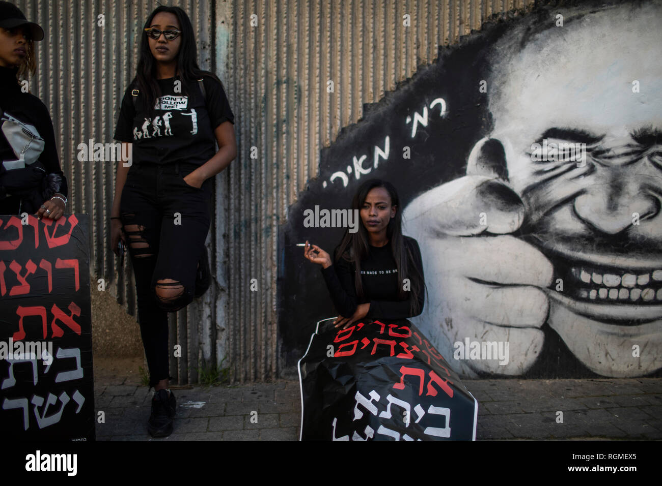 Tel Aviv, Israel. 30 Jan, 2019. Ethiopian-Israelis nehmen an einem Protest gegen die angebliche Brutalität der Polizei. Der Protest kommt, nachdem die Polizei erschossen 24-jährige Äthiopische mann Yehuda Biadga in der israelischen Stadt von Bat Yam Anfang Januar, ein Vorfall von der Polizei beschrieben als "eine lebensbedrohliche Situation" nach Biadga lief auf Offiziere mit einem Messer. Credit: Ilia Yefimovich/dpa/Alamy leben Nachrichten Stockfoto