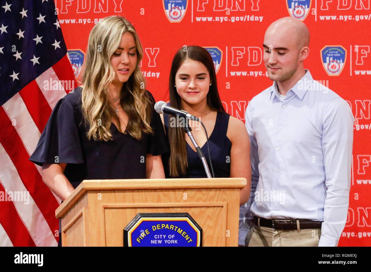 Brooklyn, NY, USA. 30 Jan, 2019. Kaley Junge, Keira Jung und Christliche Junge im Bild als Haifischbecken Investoren und Cup Board Pro Unternehmer, Kaley, Christian und Keira Junge, eine Spende für das FDNY Stiftung, zu Ehren des Vaters vorhanden, Keith Jung ein fdny Feuerwehrmann, der im letzten Jahr von einer 9/11-ähnliche Krankheit gestorben. Januar 30, 2019 at FDNY Sitz in Brooklyn, New York City. Credit: Diego Corredor/Medien Punch/Alamy Live News Credit: MediaPunch Inc/Alamy leben Nachrichten Stockfoto