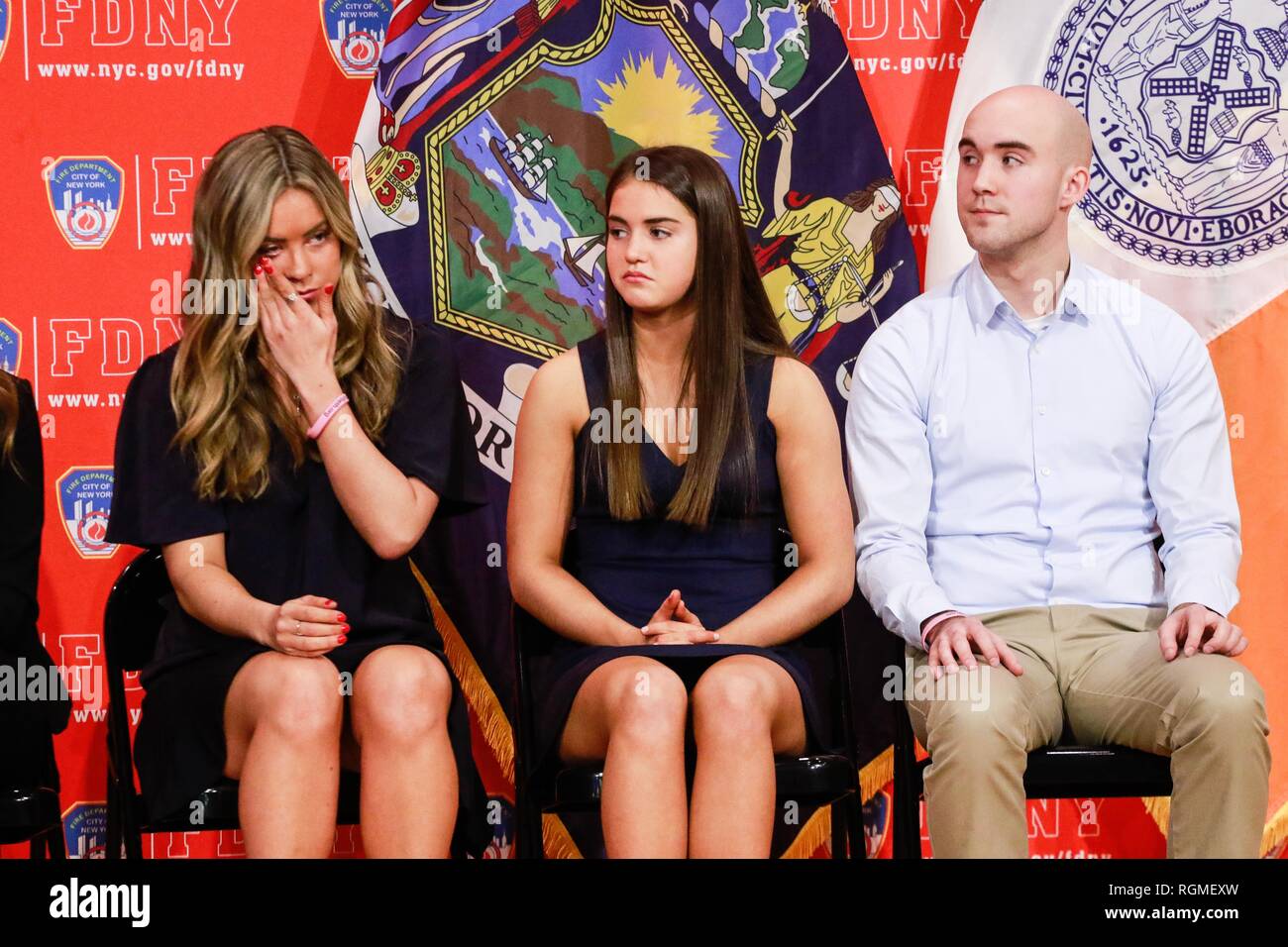 Brooklyn, NY, USA. 30 Jan, 2019. Kaley Junge, Keira Jung und Christliche Junge im Bild als Haifischbecken Investoren und Cup Board Pro Unternehmer, Kaley, Christian und Keira Junge, eine Spende für das FDNY Stiftung, zu Ehren des Vaters vorhanden, Keith Jung ein fdny Feuerwehrmann, der im letzten Jahr von einer 9/11-ähnliche Krankheit gestorben. Januar 30, 2019 at FDNY Sitz in Brooklyn, New York City. Credit: Diego Corredor/Medien Punch/Alamy Live News Credit: MediaPunch Inc/Alamy leben Nachrichten Stockfoto