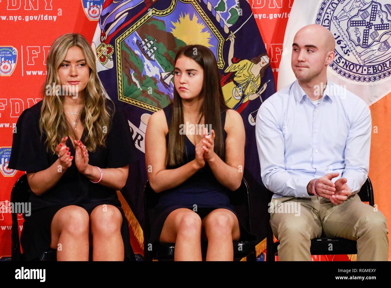 Brooklyn, NY, USA. 30 Jan, 2019. Kaley Junge, Keira Jung und Christliche Junge im Bild als Haifischbecken Investoren und Cup Board Pro Unternehmer, Kaley, Christian und Keira Junge, eine Spende für das FDNY Stiftung, zu Ehren des Vaters vorhanden, Keith Jung ein fdny Feuerwehrmann, der im letzten Jahr von einer 9/11-ähnliche Krankheit gestorben. Januar 30, 2019 at FDNY Sitz in Brooklyn, New York City. Credit: Diego Corredor/Medien Punch/Alamy Live News Credit: MediaPunch Inc/Alamy leben Nachrichten Stockfoto