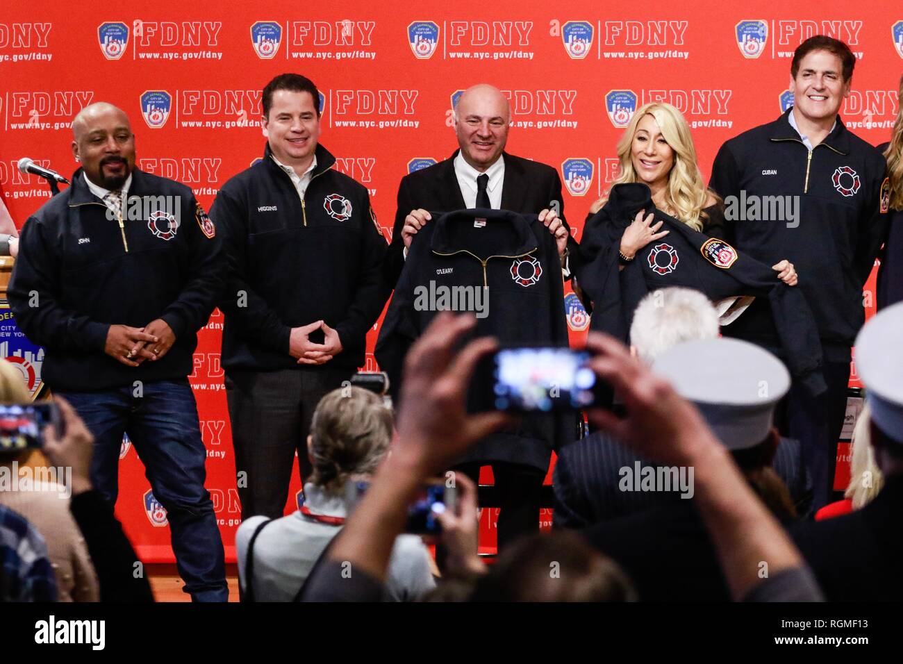 Brooklyn, NY, USA. 30 Jan, 2019. Daymond John, Kevin O'Leary, Lori Greiner und Mark Cuban als Haifischbecken Investoren und Cup Board Pro Unternehmer, Kaley, Christian und Keira Junge, eine Spende für das FDNY Stiftung, zu Ehren des Vaters vorhanden, Keith Jung ein fdny Feuerwehrmann, der im letzten Jahr von einer 9/11-ähnliche Krankheit gestorben. Januar 30, 2019 at FDNY Sitz in Brooklyn, New York City. Credit: Diego Corredor/Medien Punch/Alamy Live News Credit: MediaPunch Inc/Alamy leben Nachrichten Stockfoto
